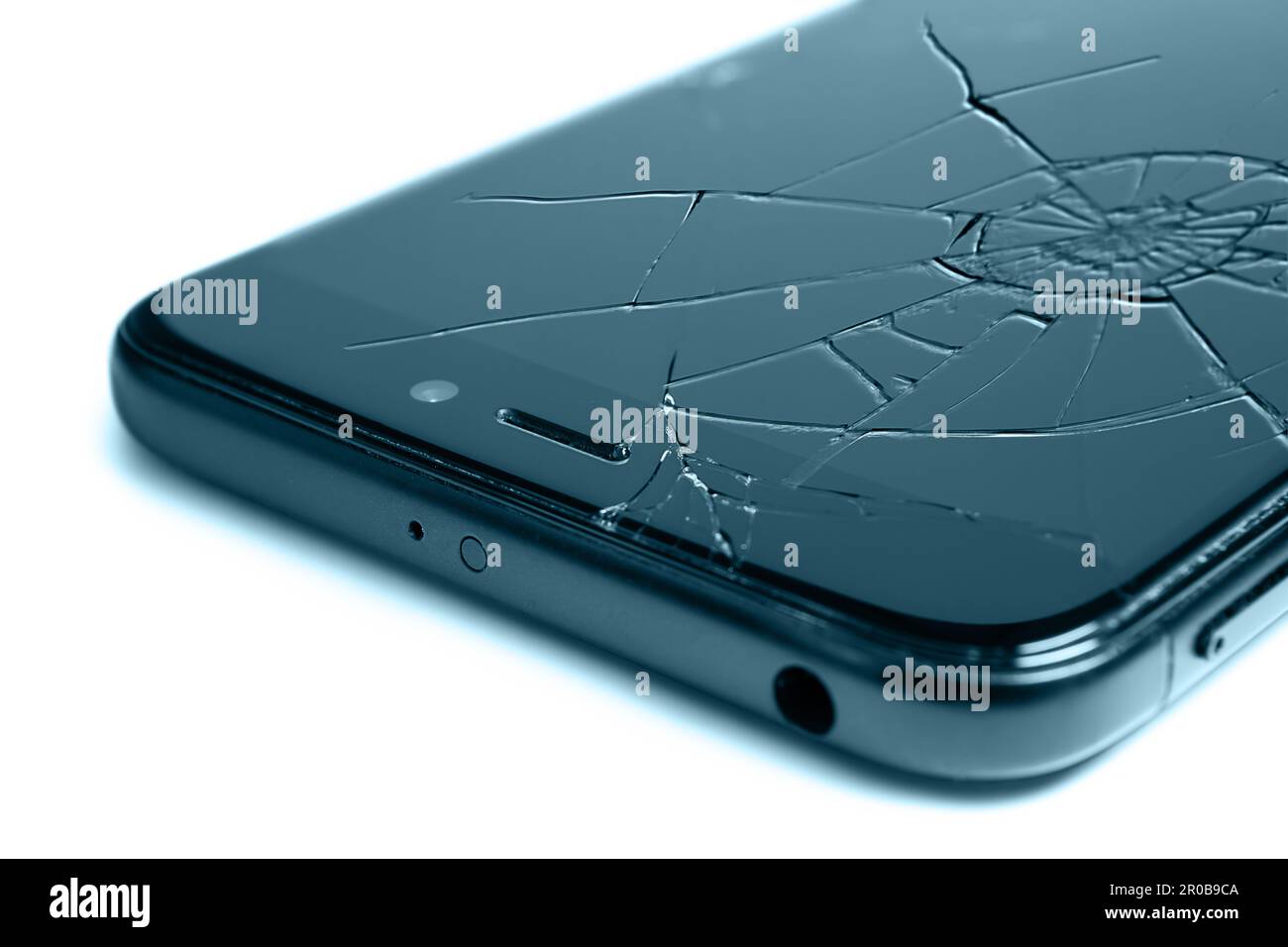 Nahaufnahme eines Smartphones mit defektem Display, isoliert auf weißem Hintergrund Stockfoto