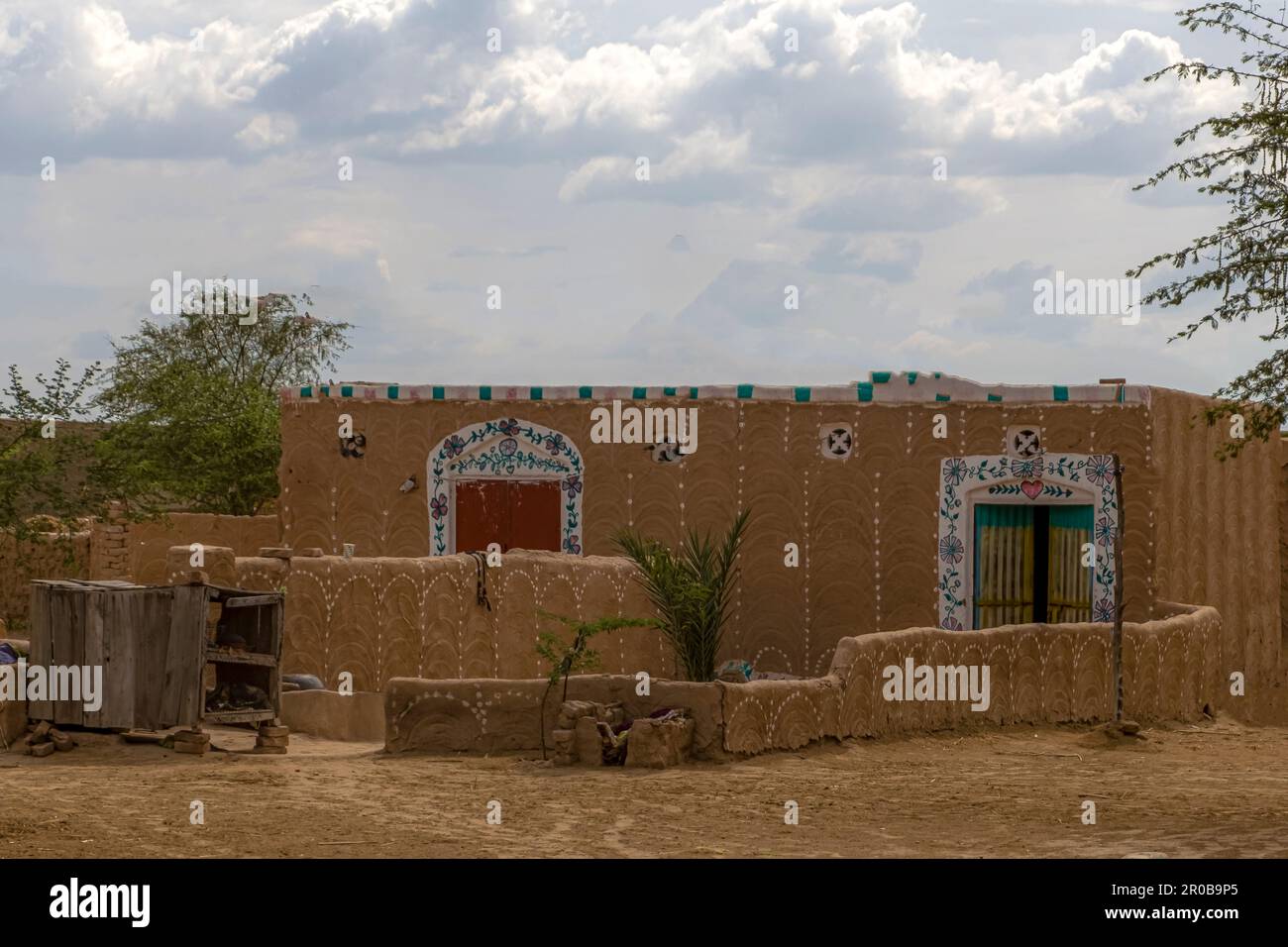Traditionelles Schlammhaus in einem Dorf im ländlichen Punjab, traditionell bemaltetes Schlammhaus in einer ländlichen Gegend von Cholistan Stockfoto