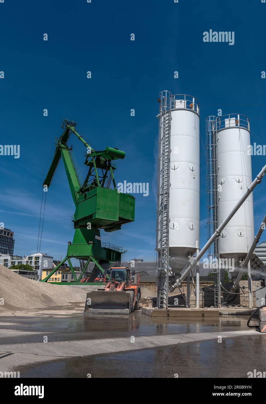 Außenansicht eines Zementwerks mit grünen Kran Stockfoto