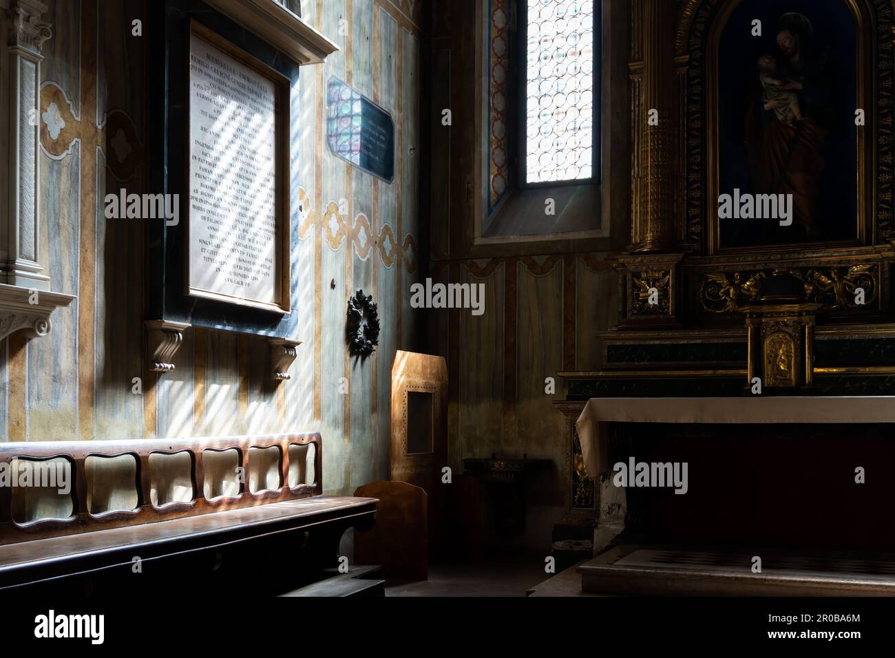 Parma, Italien - 3. April 2022: Blick auf das Innere der Kathedrale von Parma mit ihren wunderschönen Fresken Stockfoto