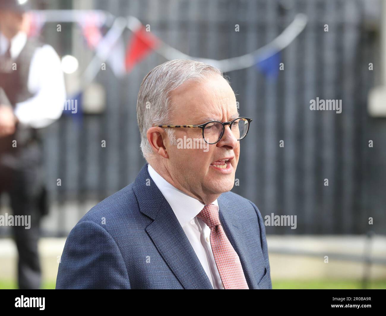 London, Großbritannien. 5. Mai 2023. Premierminister Australiens Anthony Albanese spricht während seines Besuchs in der Downing Street Nr. 10 vor der Presse. Stockfoto