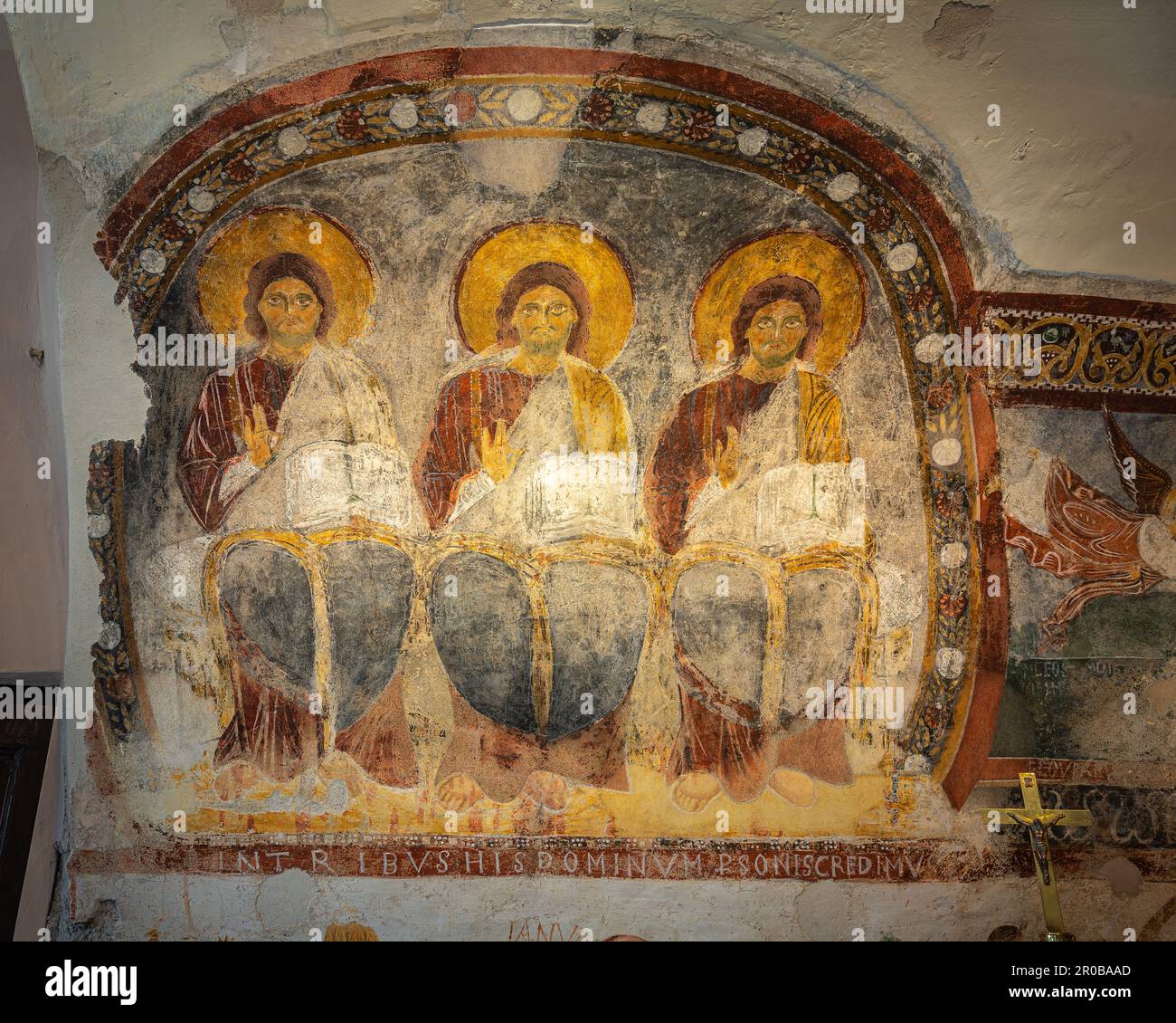 Das wertvollste Fresko, das die drei Personen darstellt. Die Kapelle, die das Bild beherbergt, repräsentiert die Dreifaltigkeit und evangelische Szenen. Vallepietra, Lazio Stockfoto