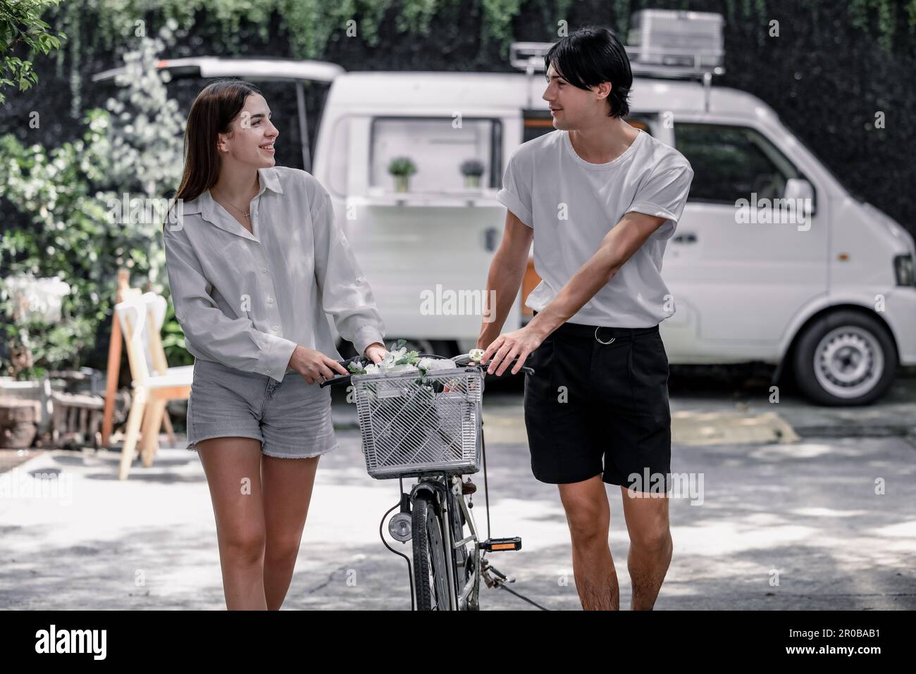 Die zukünftigen Lebenspartner fahren gemeinsam mit ihren Fahrrädern. Die romantische Liebe, Fürsorge und Hingabe eines jungen erwachsenen Paares. Lange Assoziation und gegenseitige Untergebene Stockfoto