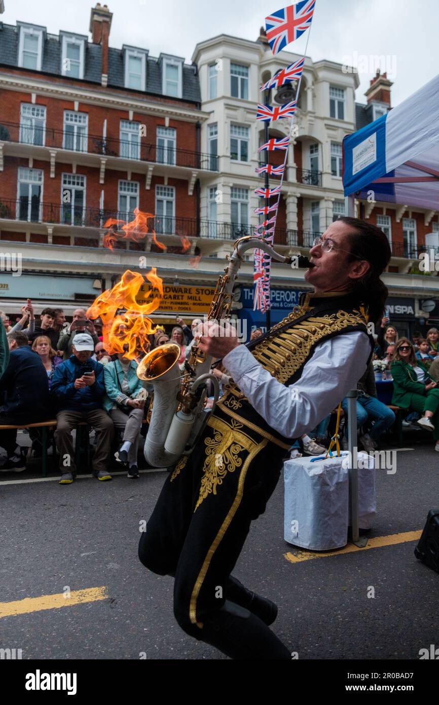 Londoner feiern die Krönung stilvoll in der ganzen Stadt Ehimetalor Unuabona/Alamy News Stockfoto