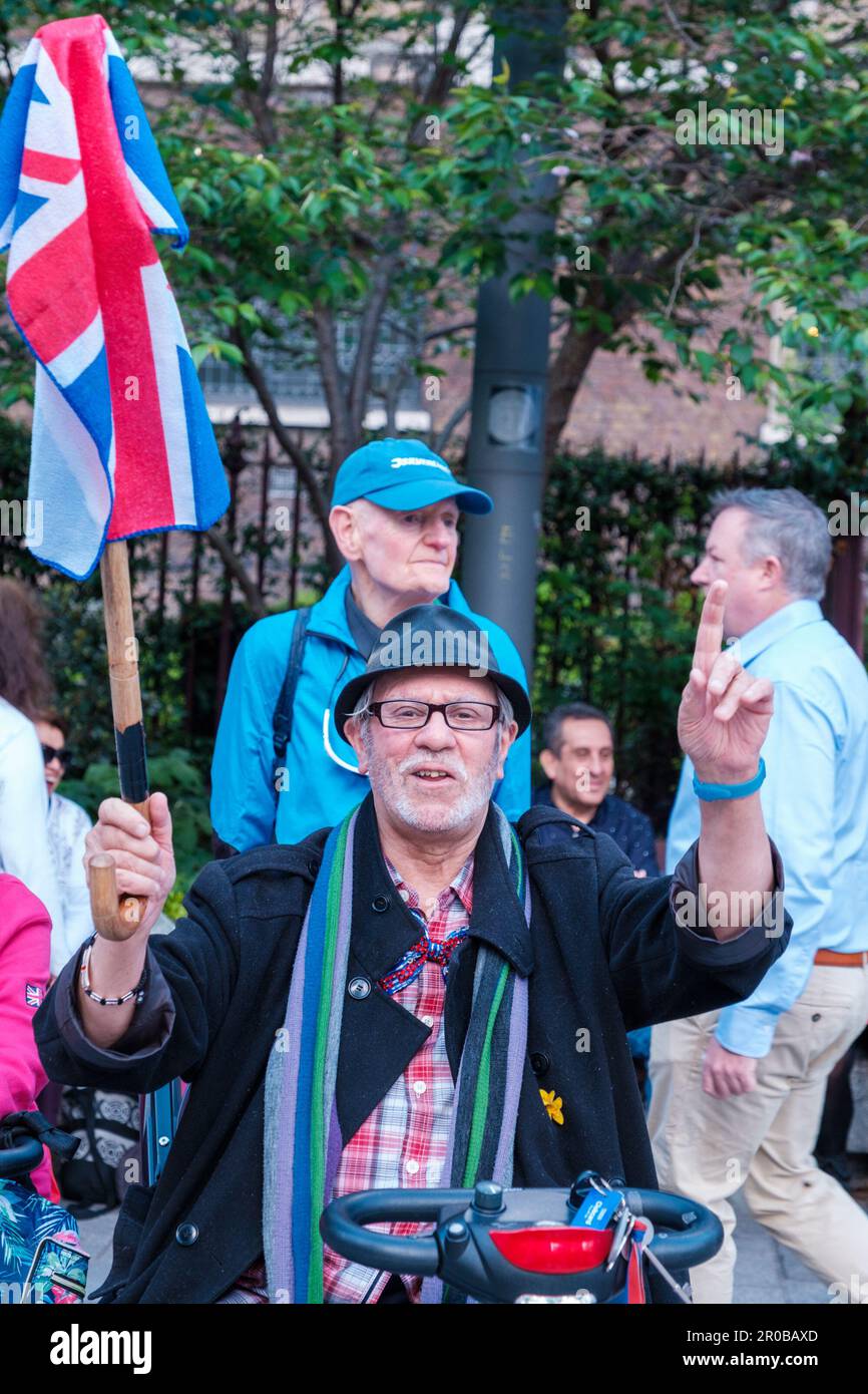 Londoner feiern die Krönung stilvoll in der ganzen Stadt Ehimetalor Unuabona/Alamy News Stockfoto