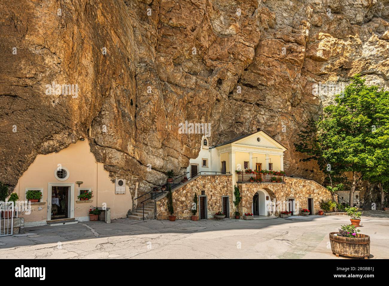 Das Heiligtum der Heiligen Dreifaltigkeit in Vallepietra und die Felswand darüber. Vallepietra, Latium, Italien, Europa Stockfoto