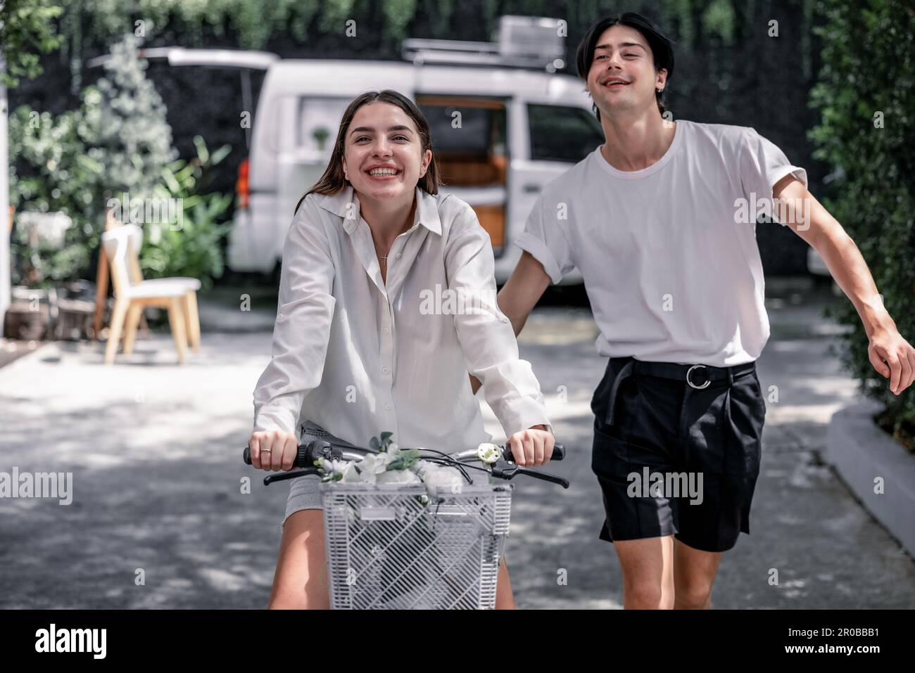 Die zukünftigen Lebenspartner fahren gemeinsam mit ihren Fahrrädern. Die romantische Liebe, Fürsorge und Hingabe eines jungen erwachsenen Paares. Lange Assoziation und gegenseitige Untergebene Stockfoto