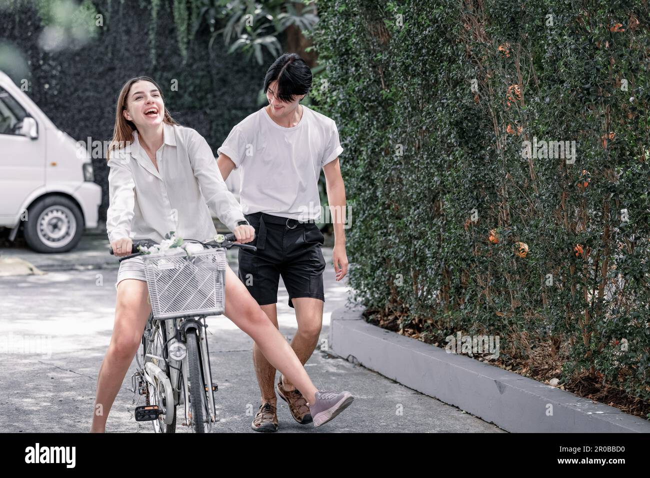 Die zukünftigen Lebenspartner fahren gemeinsam mit ihren Fahrrädern. Die romantische Liebe, Fürsorge und Hingabe eines jungen erwachsenen Paares. Lange Assoziation und gegenseitige Untergebene Stockfoto
