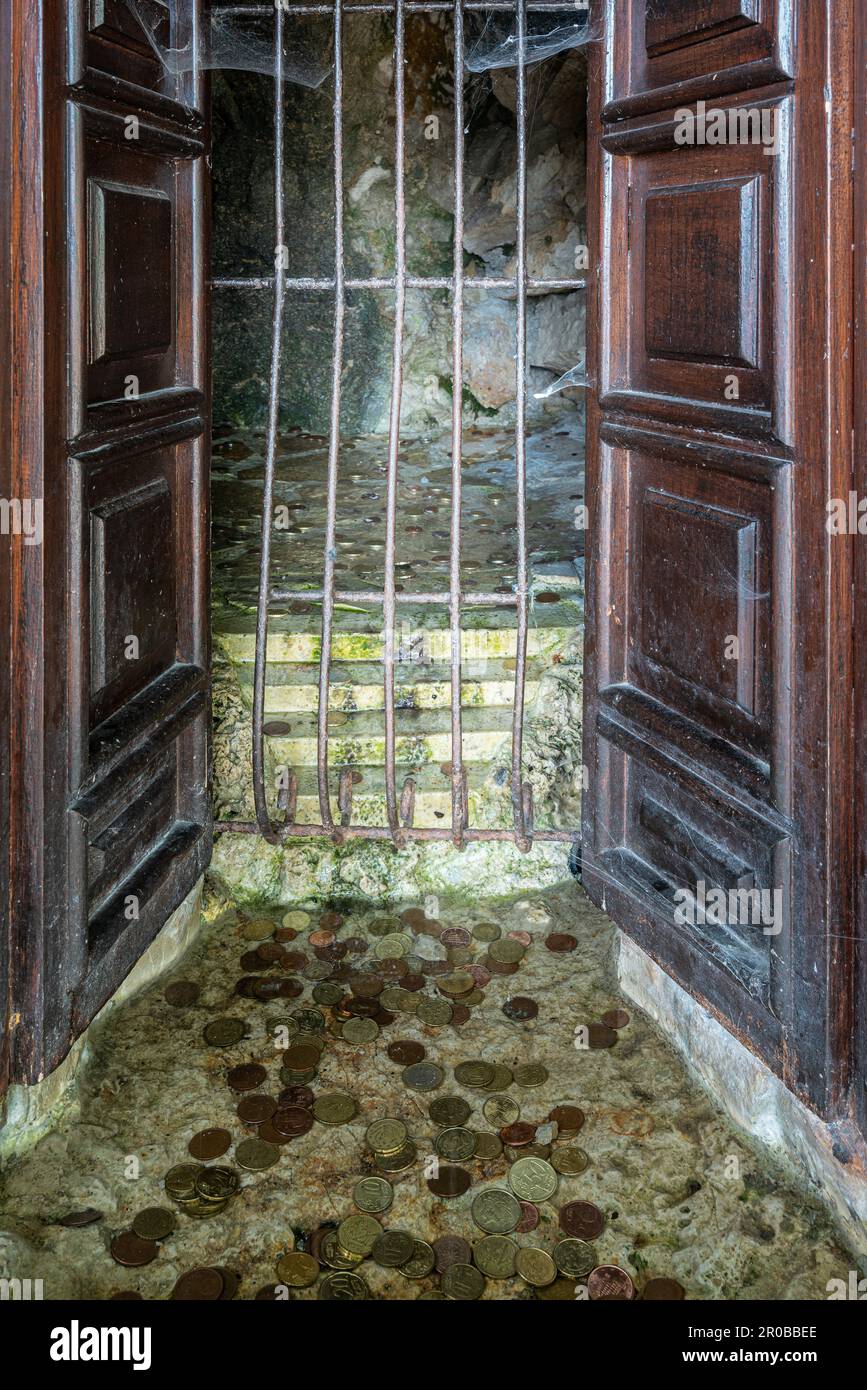 Kleine Quelle des Wassers gesegnet mit Münzen als ergebene Opfer für das Heiligtum der Santissima Trinità von Vallepietra. Vallepietra, Latium, Italien, Stockfoto