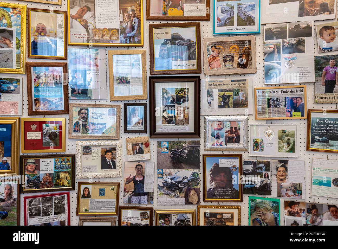 Ex-voto in Hingabe für die Gnaden der Heiligen Dreifaltigkeit von Vallepietra. Fotos und Herzen in Silber. Vallepietra, Latium Stockfoto