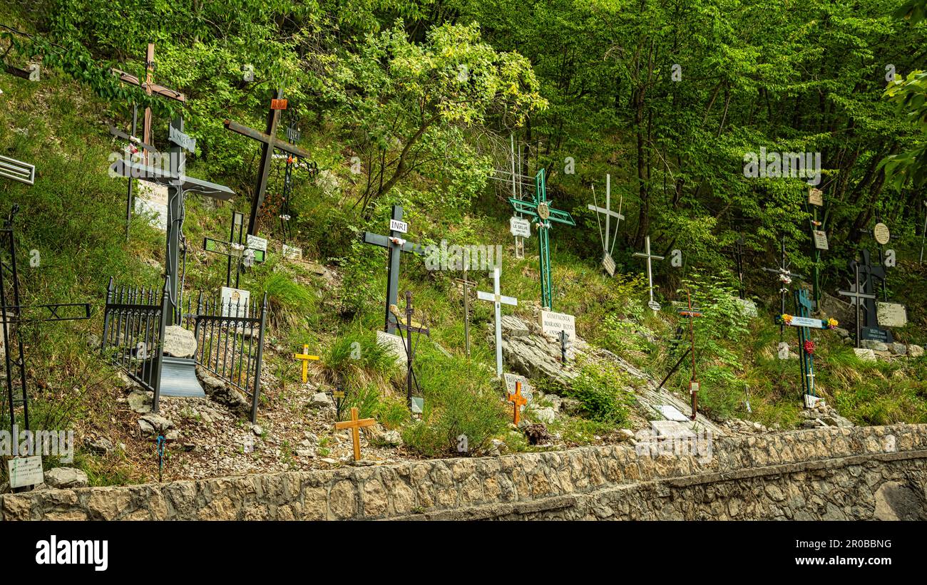 Ergebene Kreuze der verschiedenen Unternehmen, die auf Pilgerfahrt ankommen, um die Heilige Dreifaltigkeit von Vallepietra zu ehren. Vallepietra, Provinz Rom, Latium Stockfoto