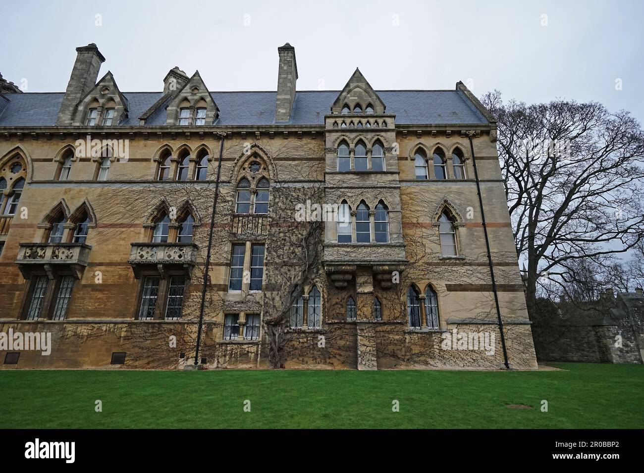Äußere europäische Architektur und mittelalterliche alte Gestaltung des Wiesengebäudes an der Christ Church College - Oxfordshrine, Großbritannien Stockfoto