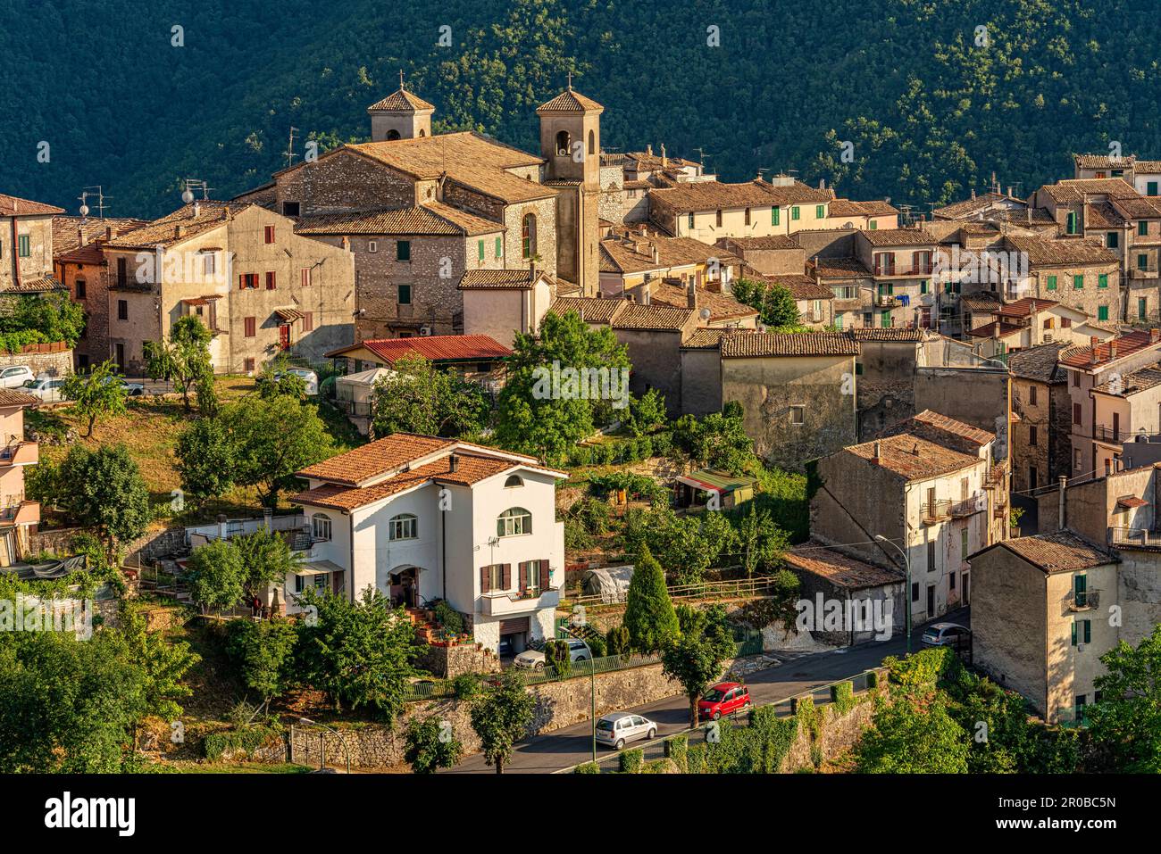 Jenne, eine kleine Bergstadt, die Teil der Valle dell'Aniene Berggemeinde ist. Die beiden Glockentürme der Kirche der Madonna delle Grazie. Stockfoto