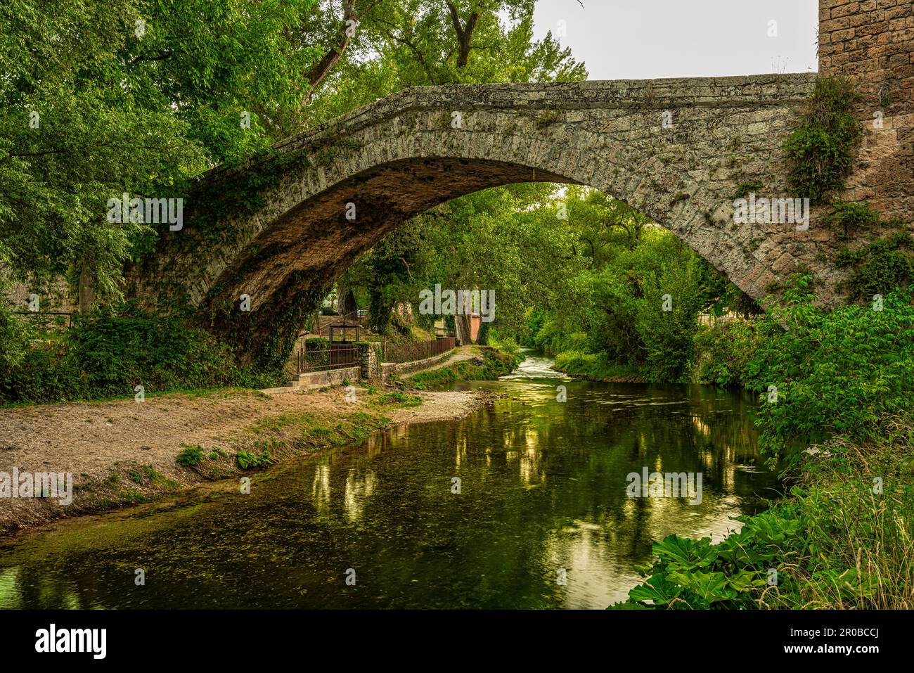 Die San Francesco-Brücke verbindet die beiden Ufer der Aniene und ist mit der Zeit zum Wahrzeichen der Stadt Subiaco geworden. Provinz Rom, Latium Stockfoto
