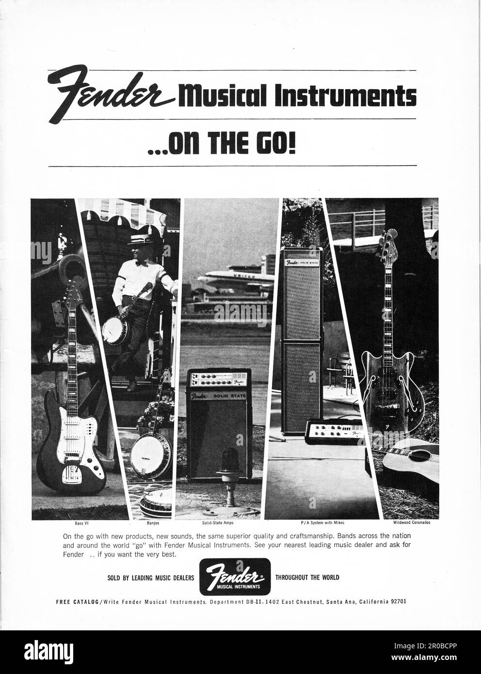 UNTERWEGS. Eine ganzseitige Anzeige für verschiedene Fender-Produkte aus einem Musikmagazin aus der Mitte der 60er Jahre. Es bietet Bassgitarren, Verstärker, Banjos, elektrische Gitarren und Mikrofone. Stockfoto