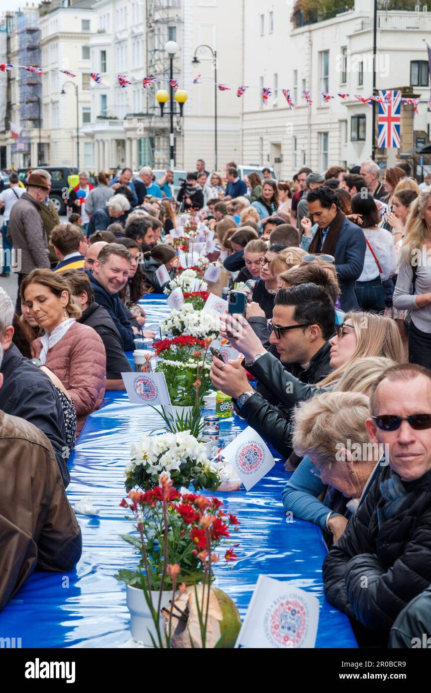 Londoner feiern die Krönung stilvoll in der ganzen Stadt Ehimetalor Unuabona/Alamy News Stockfoto