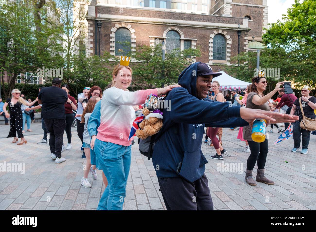 Londoner feiern die Krönung stilvoll in der ganzen Stadt Ehimetalor Unuabona/Alamy News Stockfoto