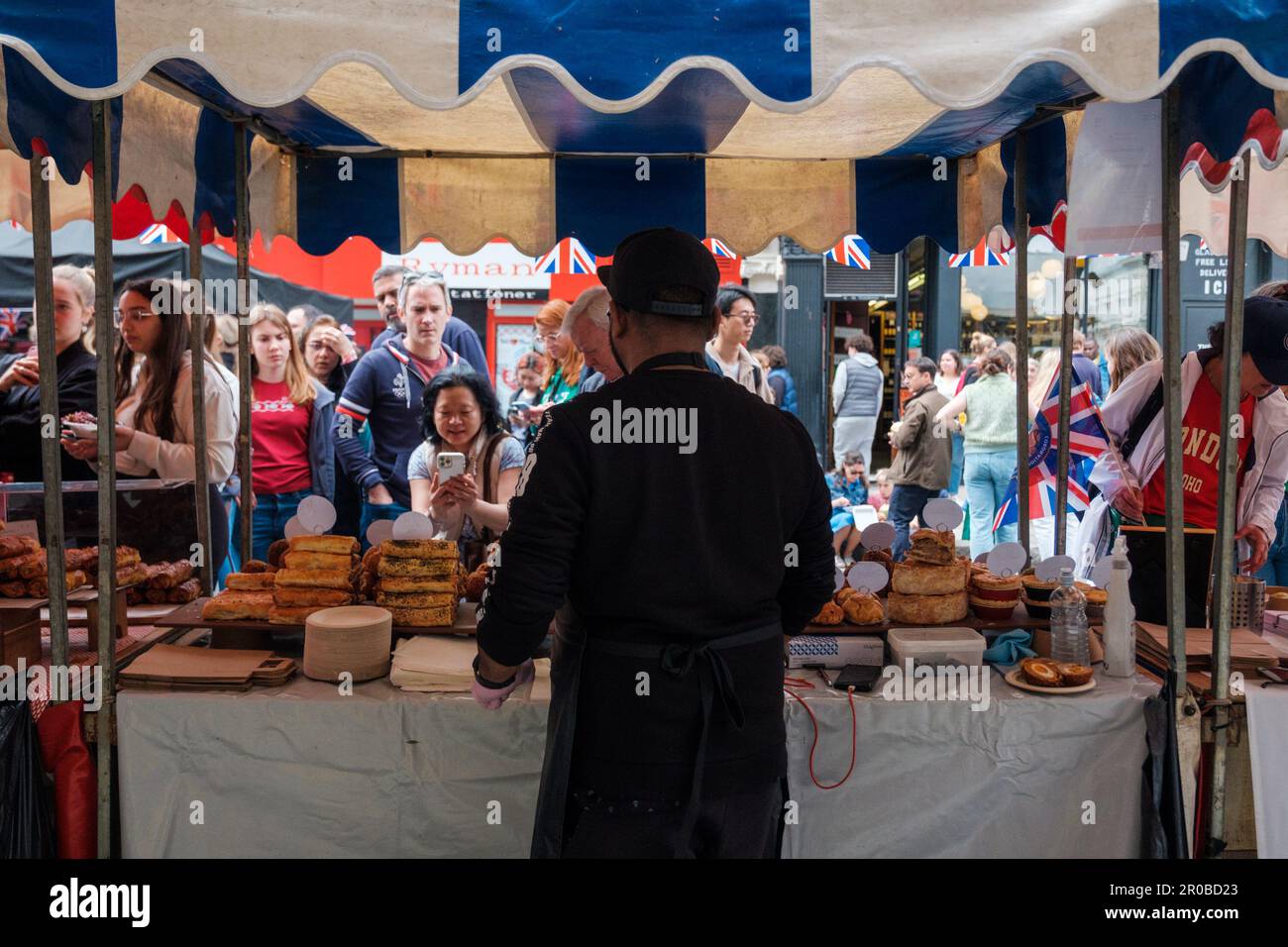 Londoner feiern die Krönung stilvoll in der ganzen Stadt Ehimetalor Unuabona/Alamy News Stockfoto