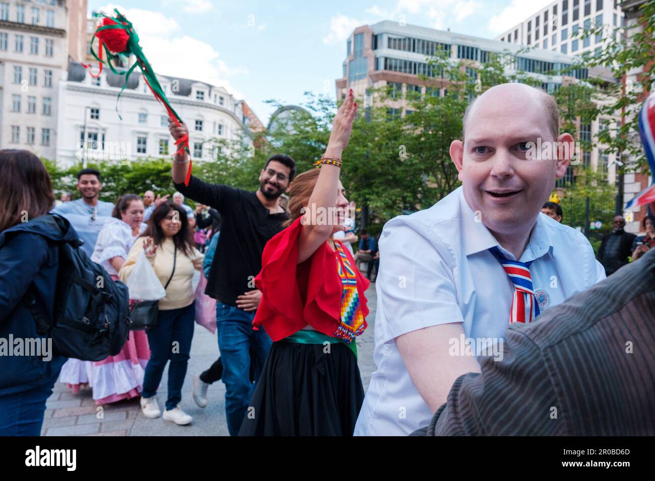 Londoner feiern die Krönung stilvoll in der ganzen Stadt Ehimetalor Unuabona/Alamy News Stockfoto