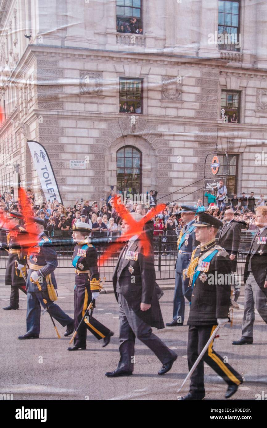 Londoner feiern die Krönung stilvoll in der ganzen Stadt Ehimetalor Unuabona/Alamy News Stockfoto