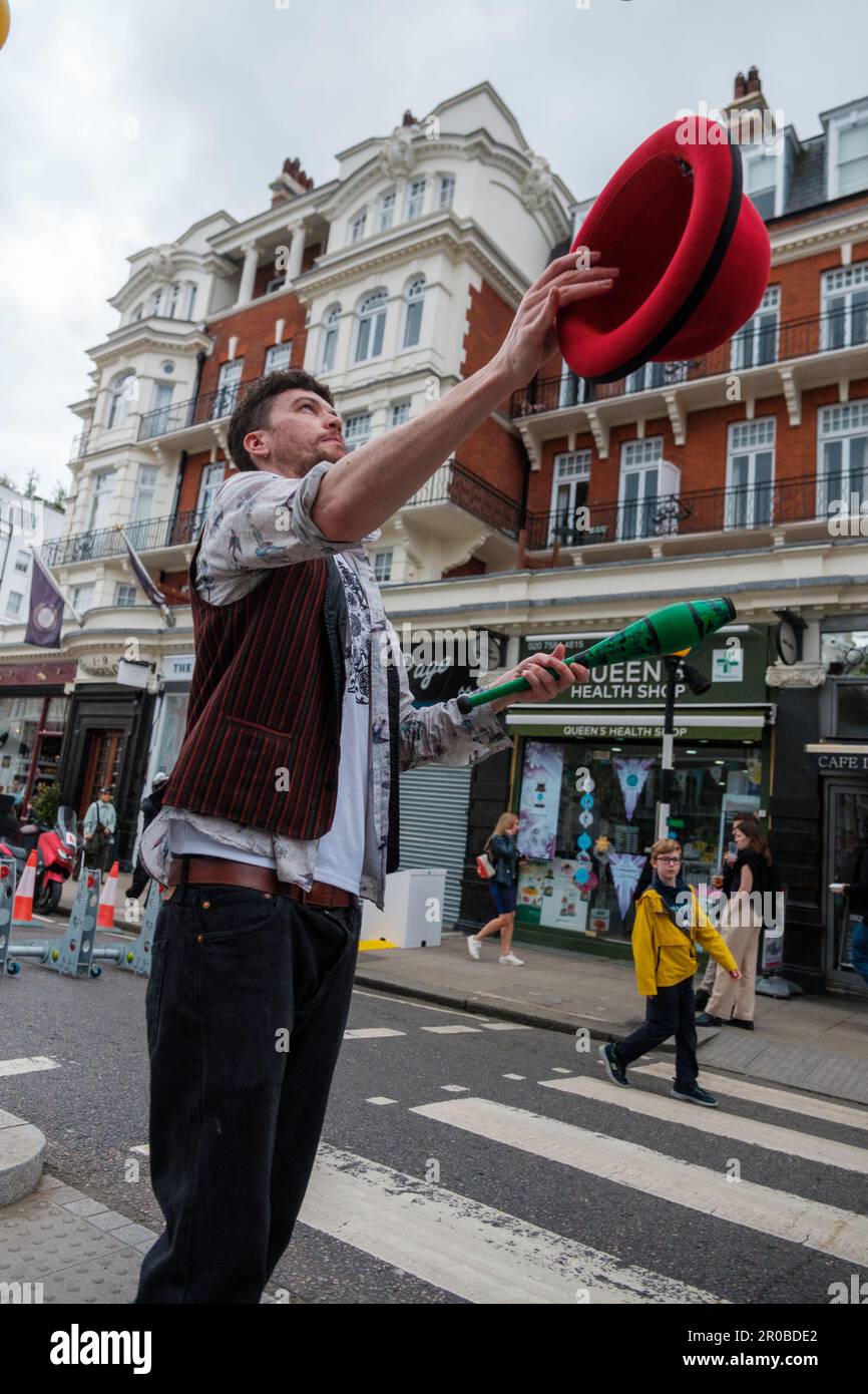 Londoner feiern die Krönung stilvoll in der ganzen Stadt Ehimetalor Unuabona/Alamy News Stockfoto