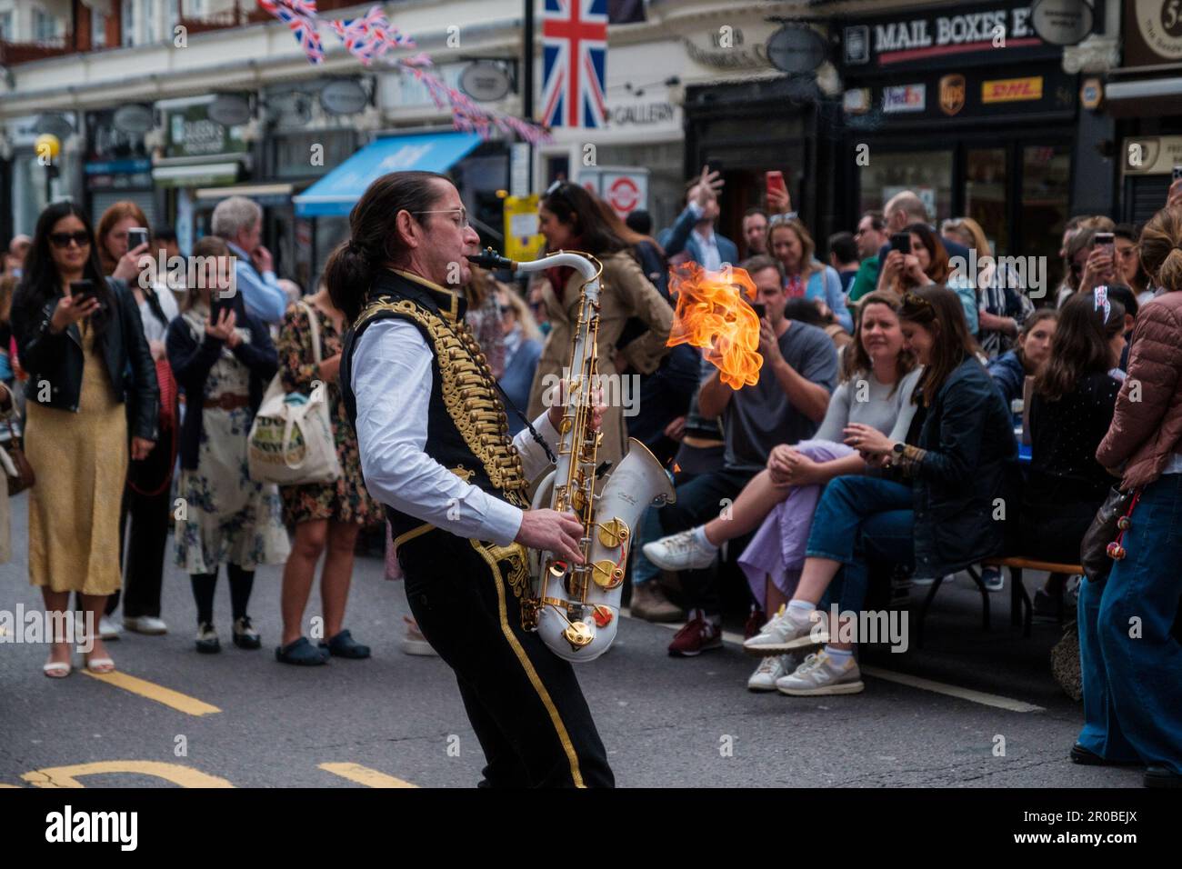 Londoner feiern die Krönung stilvoll in der ganzen Stadt Ehimetalor Unuabona/Alamy News Stockfoto