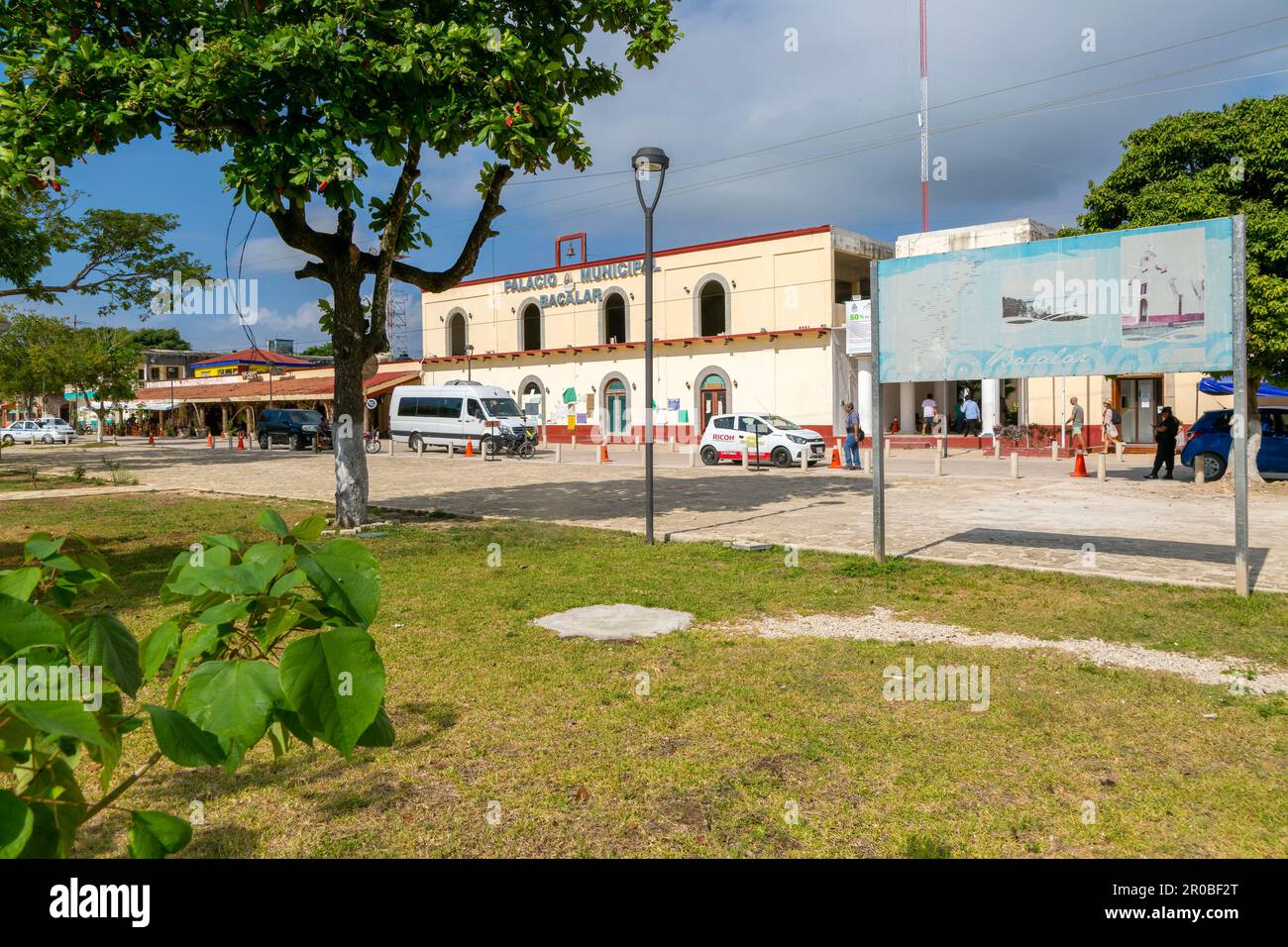 Zocalo plaza Square, Palacio Municipal Town Hall, Bacalar, Quintana Roo, Yucatan Peninsula, Mexiko Stockfoto