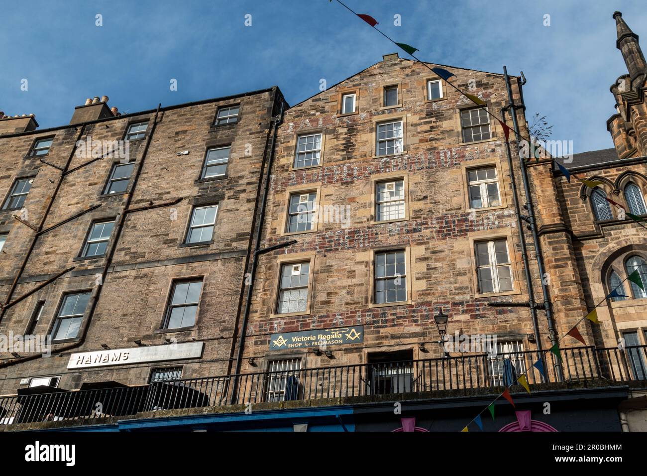 Der Victoria Regalia Shop auf der Johnston Terrace in Edinburgh verkauft Regalia, Kleidung und andere Gegenstände, die von Freimaurern verwendet werden. Stockfoto