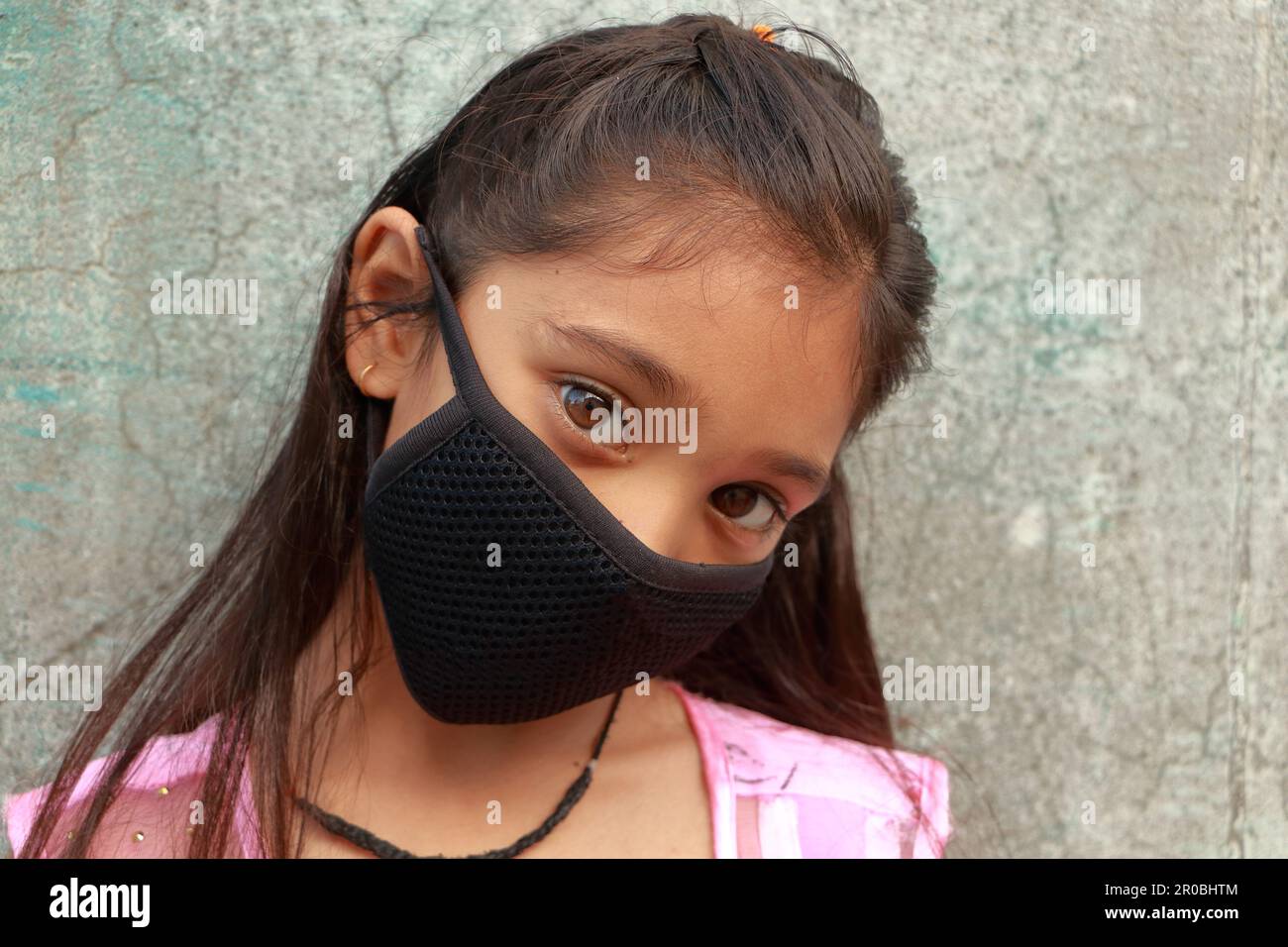 13 Jahre altes asiatisches süßes Mädchen trägt Schutzmaske, Prävention von Coronavirus (Covid-19) und Verschmutzung. Stockfoto