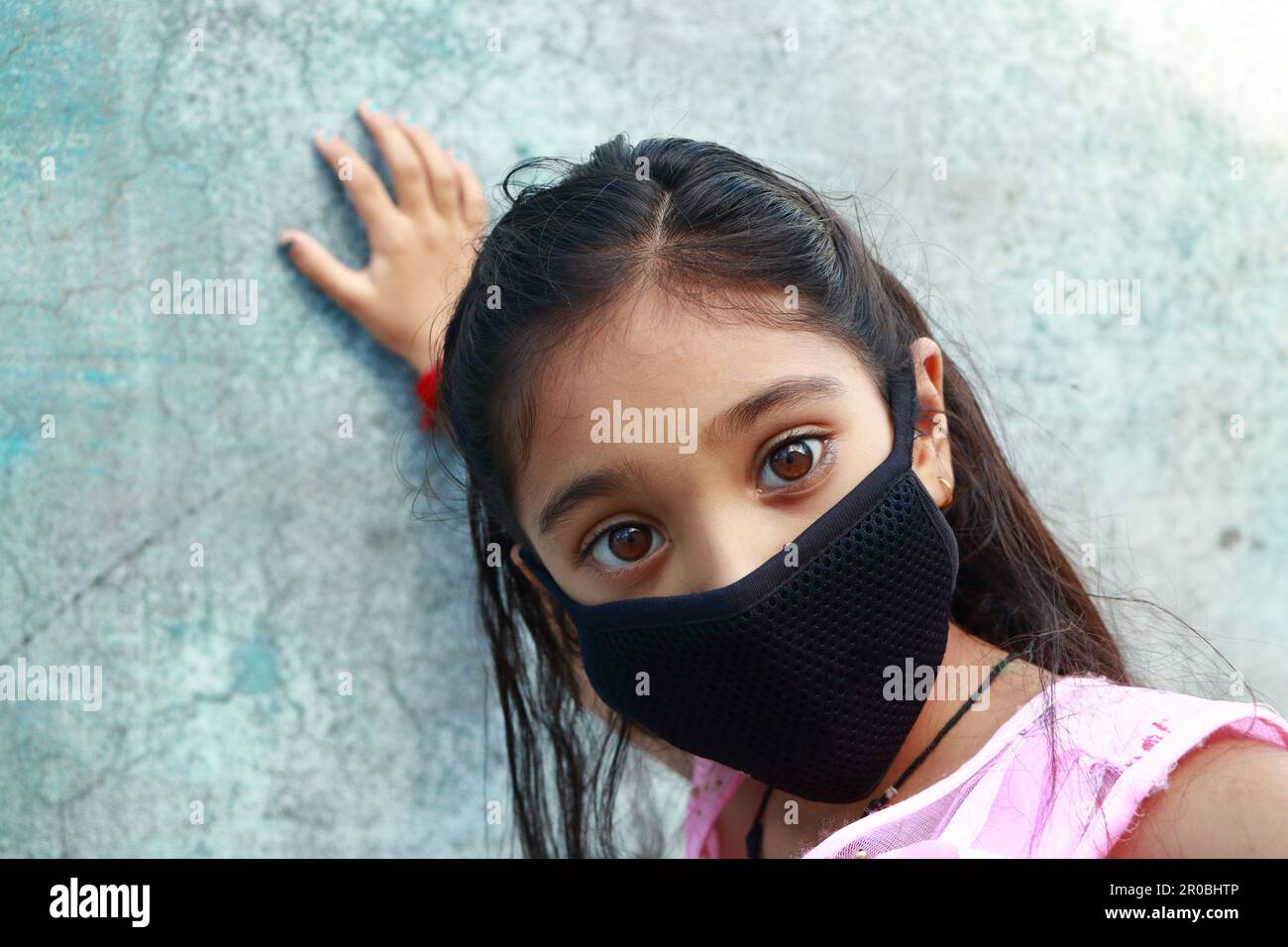 13 Jahre altes asiatisches süßes Mädchen trägt Schutzmaske, Prävention von Coronavirus (Covid-19) und Verschmutzung. Stockfoto