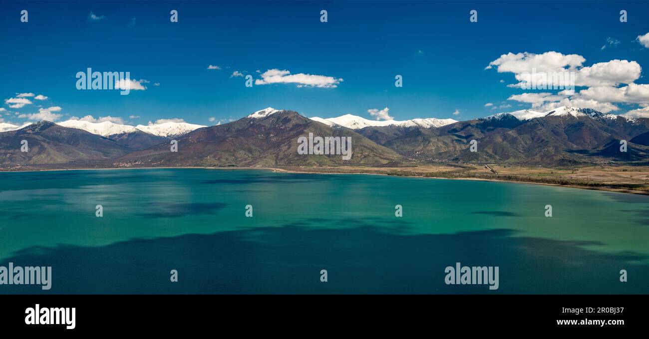 Baba-Gebirgsmassiv in Nordmazedonien, Megali-Prespa-See, Frühling, Blick von der Straße nach Psarades, Westmazedonien, Griechenland Stockfoto