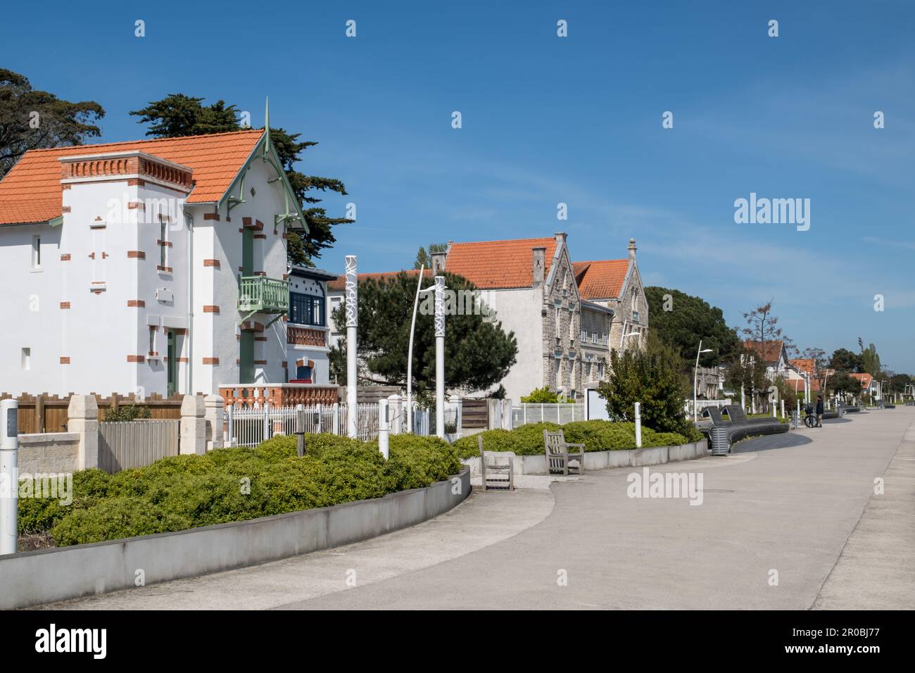 Oleron Island in Charente-Maritime, Frankreich. Die Strandpromenade des kleinen Badeorts Saint-Trojan-les-Bains Stockfoto