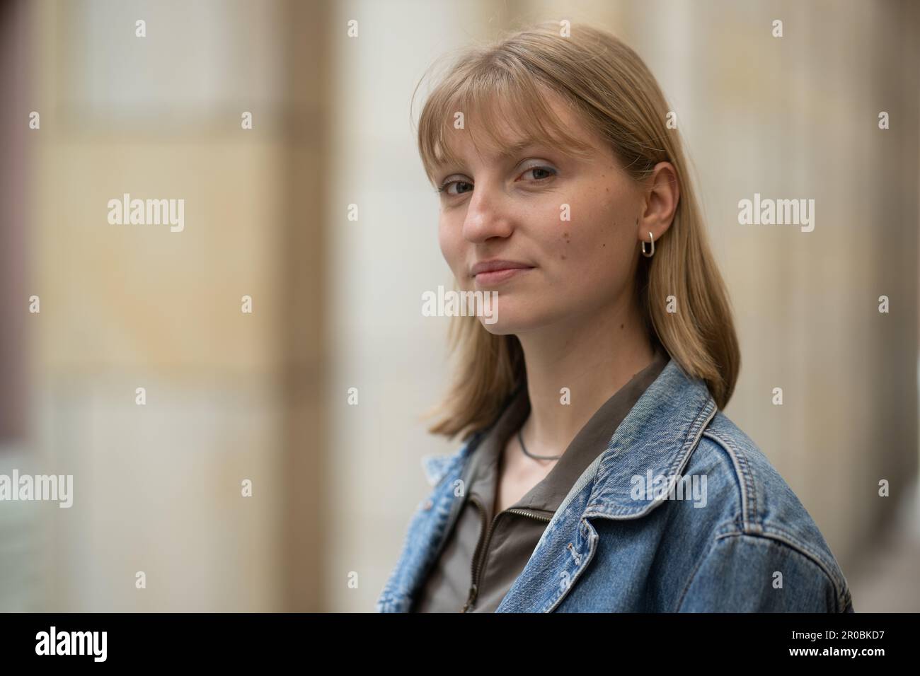 PRODUKTION - 06. Mai 2023, Hessen, Frankfurt am Main: Schauspielerin Annalisa Weyel bei einem Fotoshooting. (Zu dpa: 'Annalisa Weyel: Nur taube Schauspieler sollten Taube spielen') Foto: Sebastian Gollnow/dpa Stockfoto