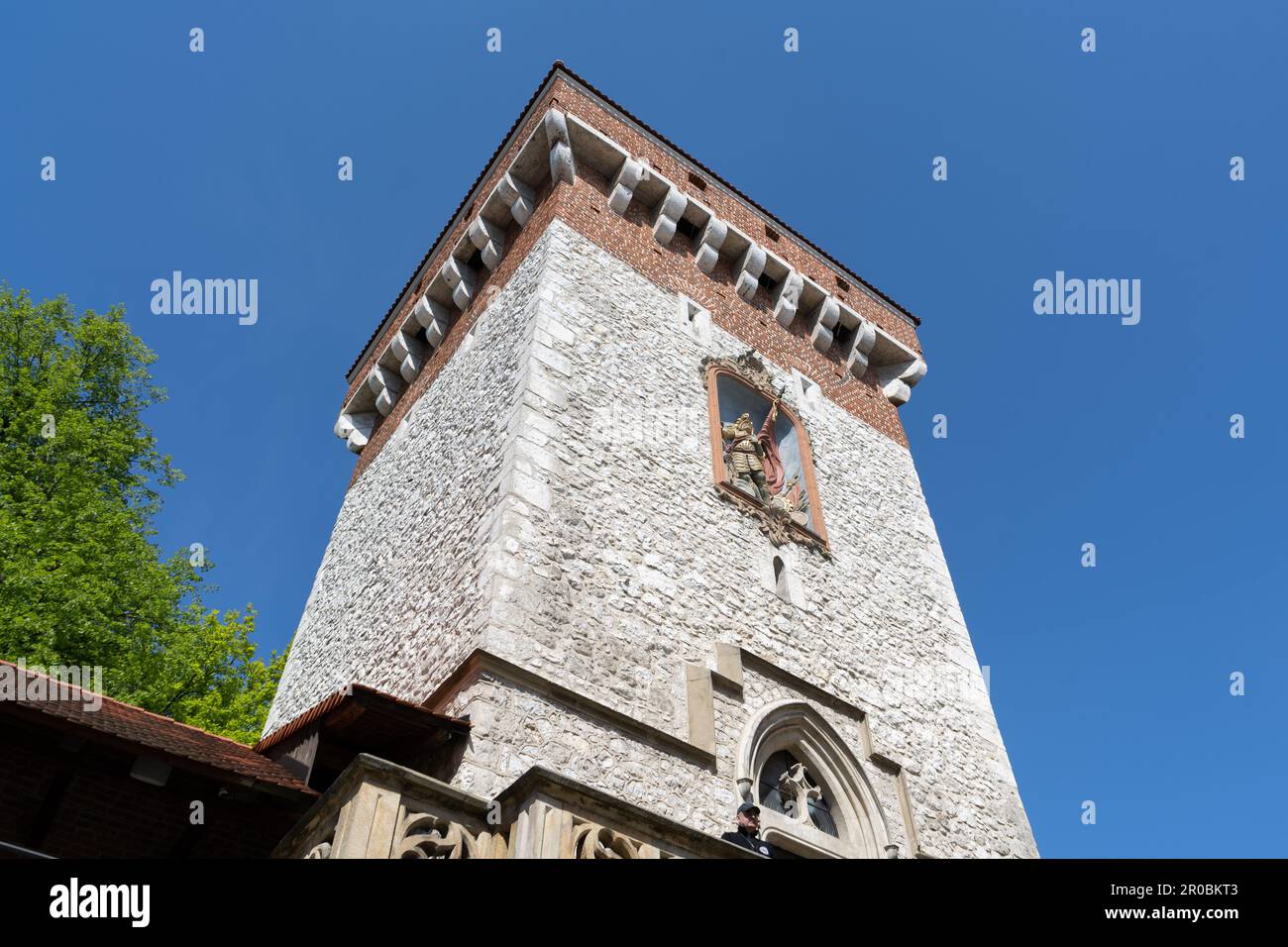 St. Florian's Gate oder Florian Gate, Brama Floriańska Kraków. Der gotische Turm in Krakau, Polen. Teil der historischen Befestigungsanlagen in der Altstadt von Krakau. Stockfoto