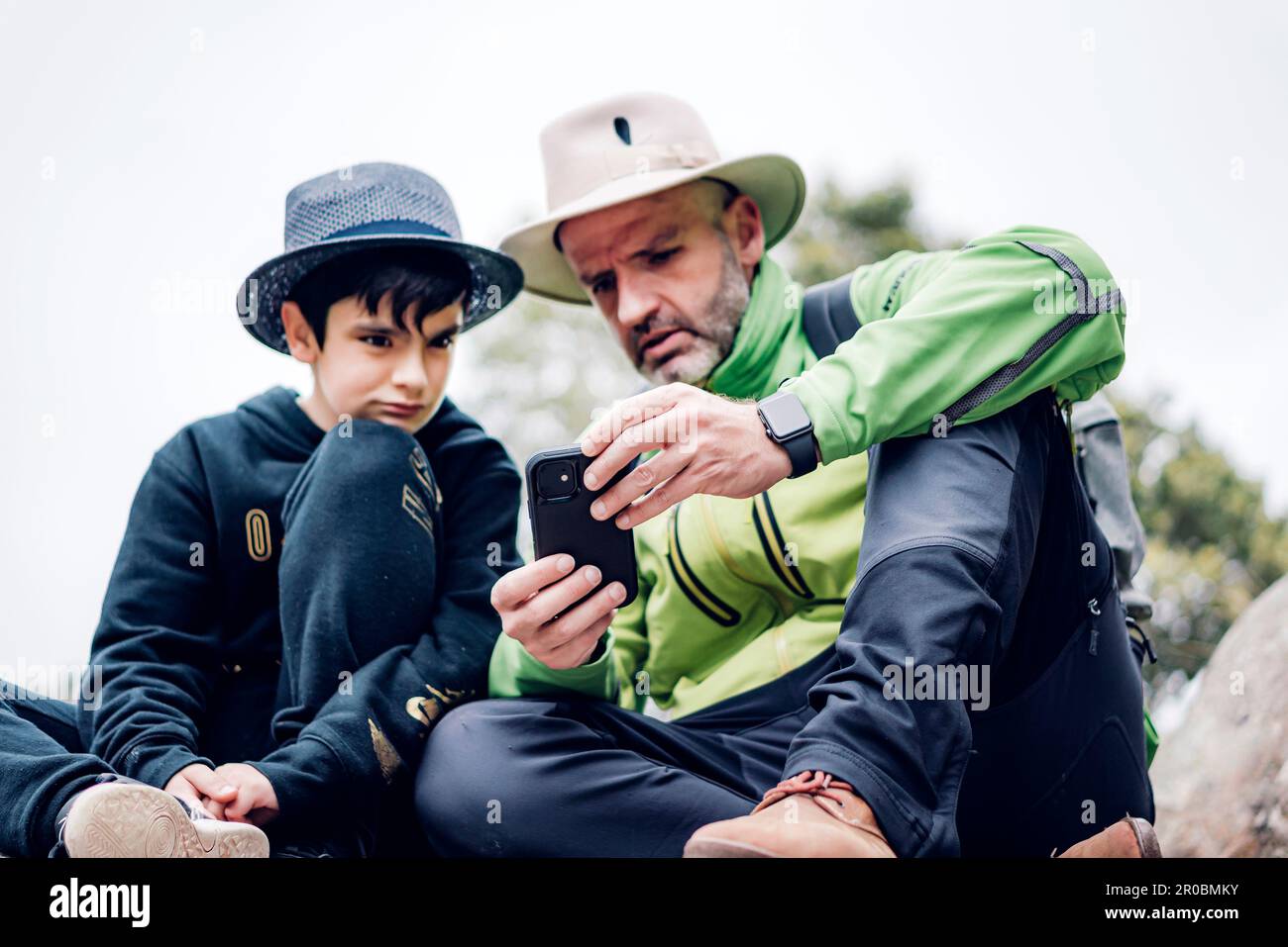 Vater und Sohn verbringen einen Herbsttag in den Bergen und benutzen sie Stockfoto