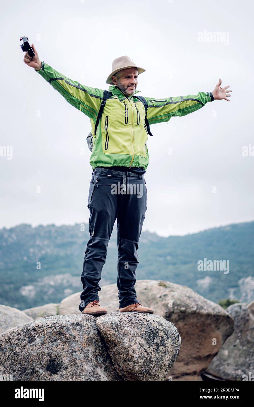 Vater und Sohn verbringen einen Herbsttag in den Bergen und benutzen sie Stockfoto