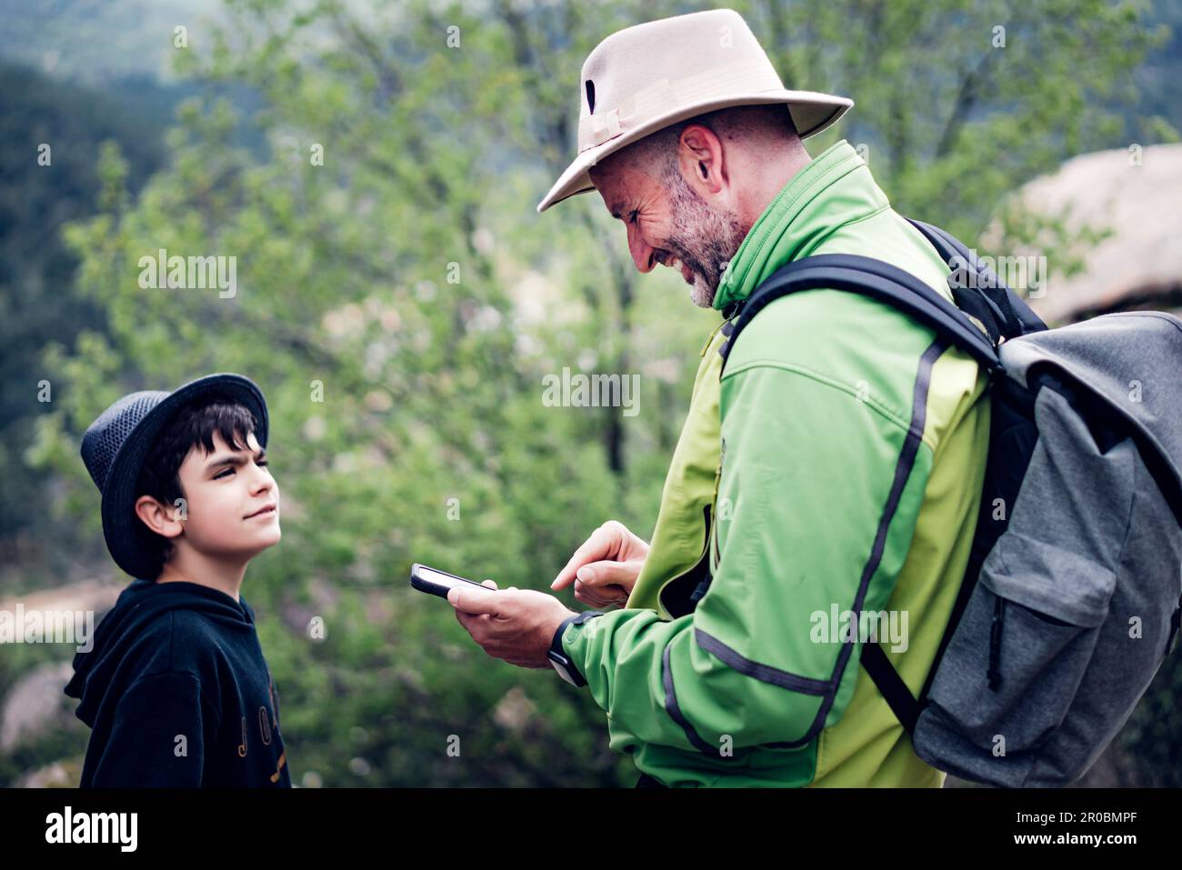 Vater und Sohn verbringen einen Herbsttag in den Bergen und benutzen sie Stockfoto