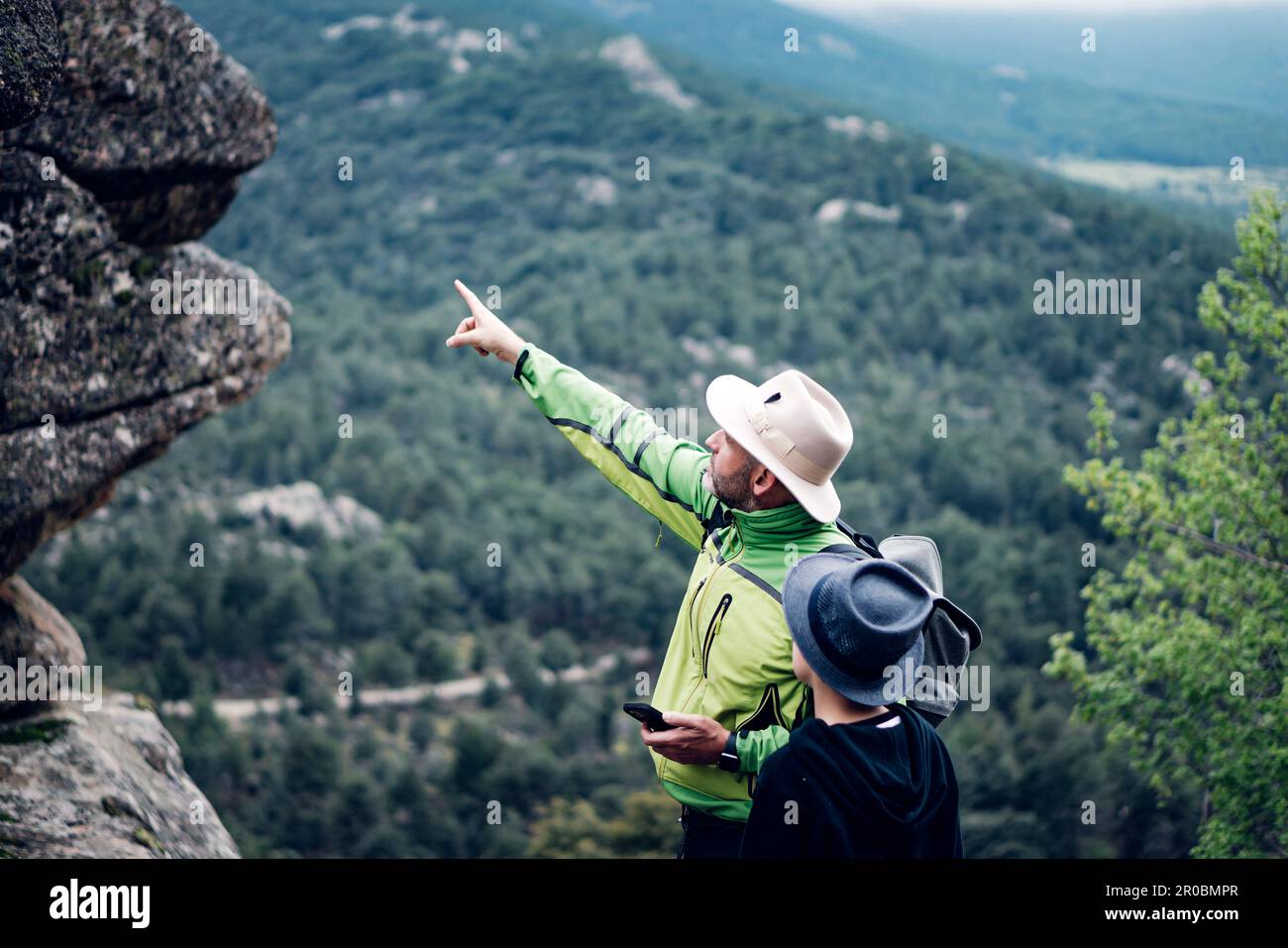 Vater und Sohn verbringen einen Herbsttag in den Bergen und benutzen sie Stockfoto
