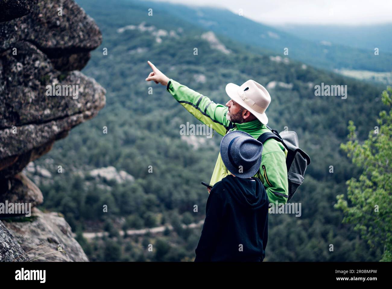 Vater und Sohn verbringen einen Herbsttag in den Bergen und benutzen sie Stockfoto