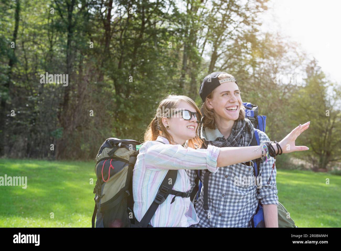 Junge Wanderin zeigt ihrem Freund etwas in einem Wald, Bayern, Deutschland Stockfoto