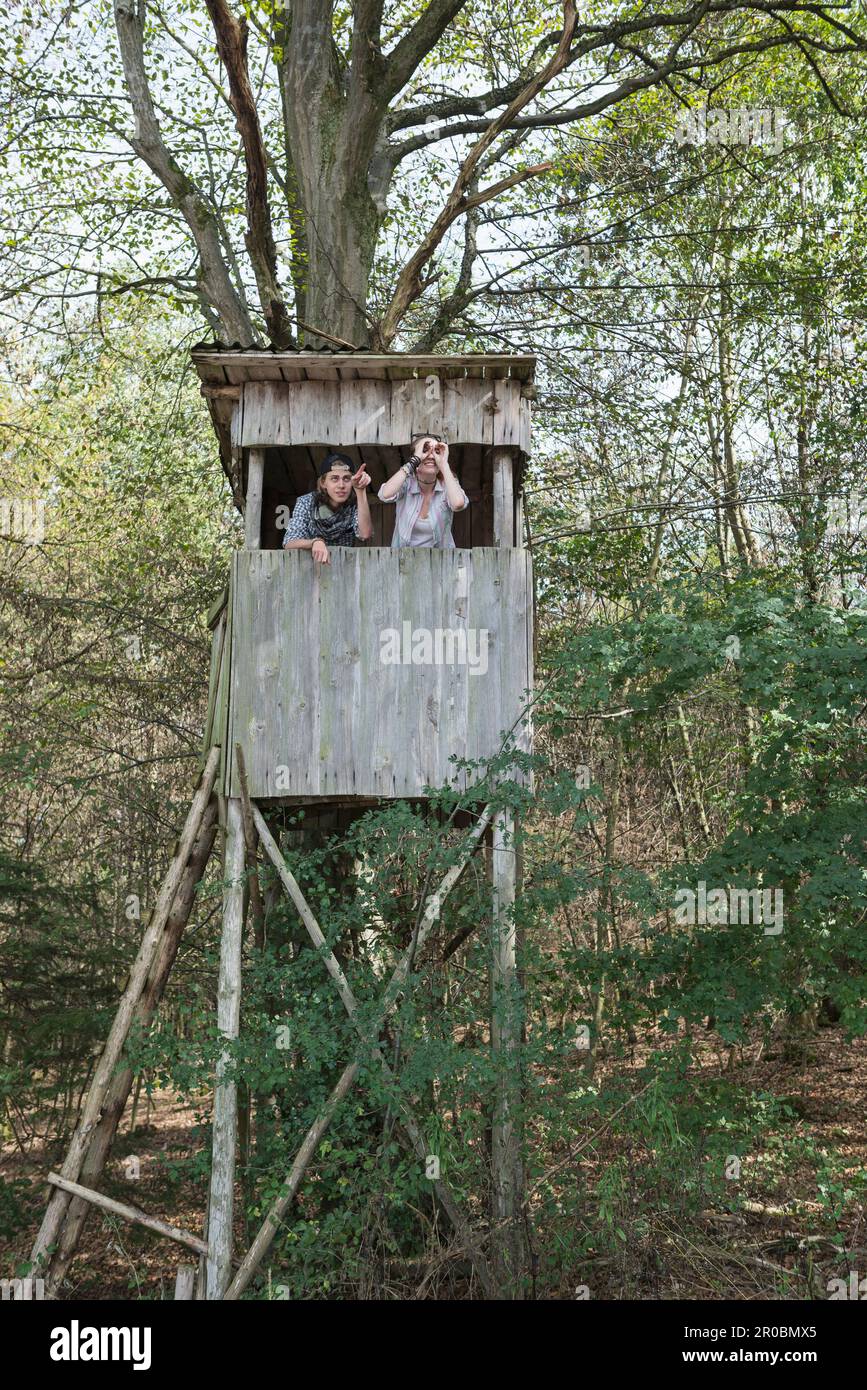 Junge Wanderer stehen auf dem Aussichtsturm und schauen in die Ferne, Bayern, Deutschland Stockfoto