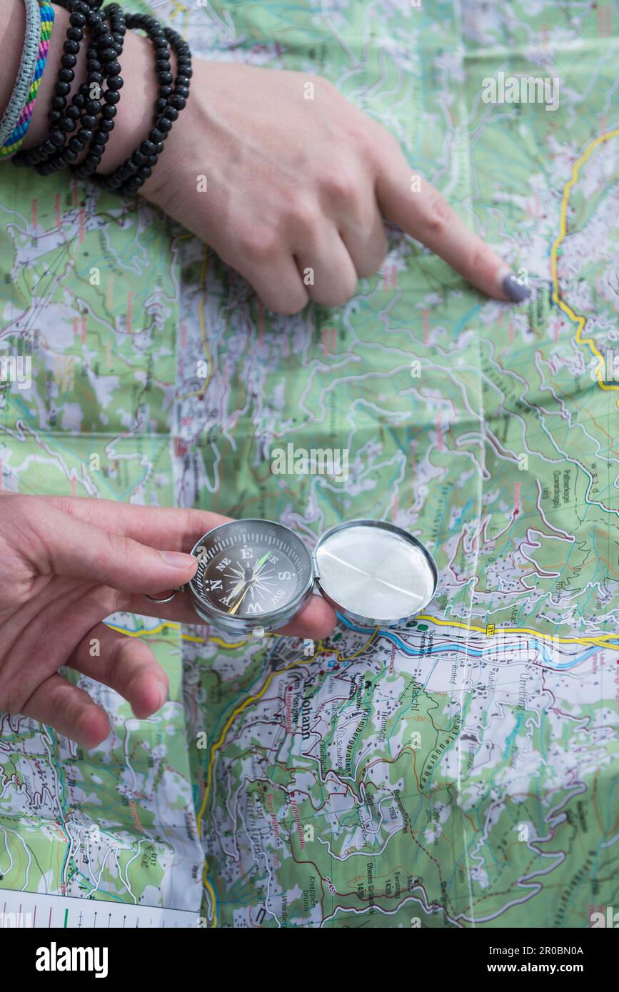 Wanderer prüfen Route auf Karte mit Compass, Bayern, Deutschland Stockfoto