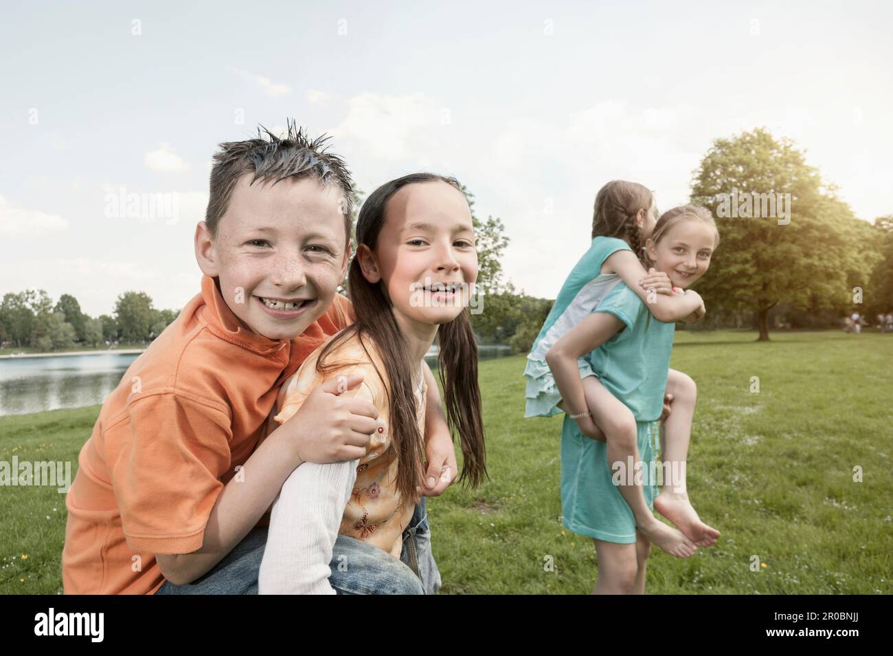 Eine Gruppe von Freunden, die gemeinsam Spaß in einem Park haben, München, Bayern, Deutschland Stockfoto