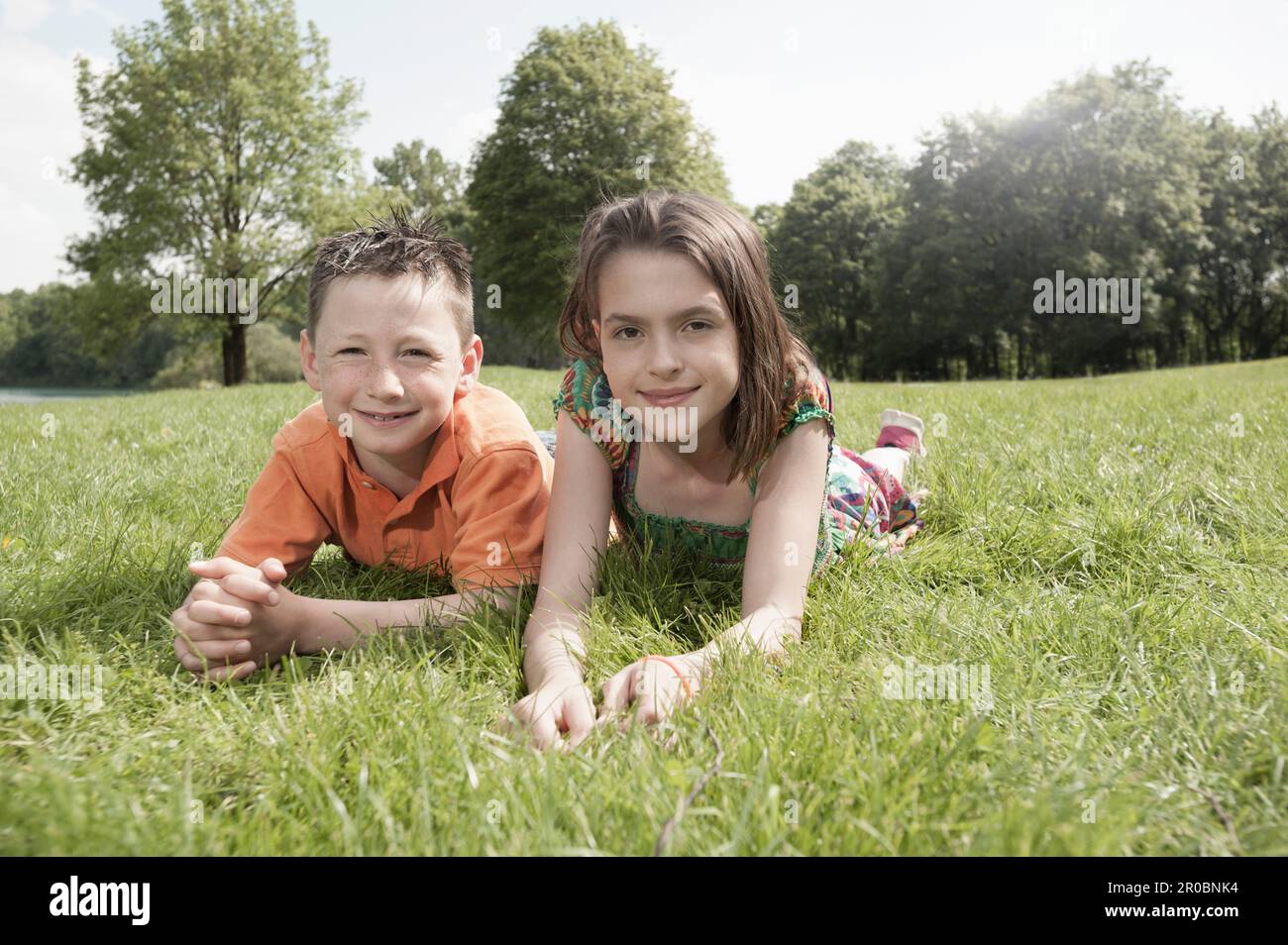 Zwei Freunde, die im Park auf Gras liegen, München, Bayern, Deutschland Stockfoto