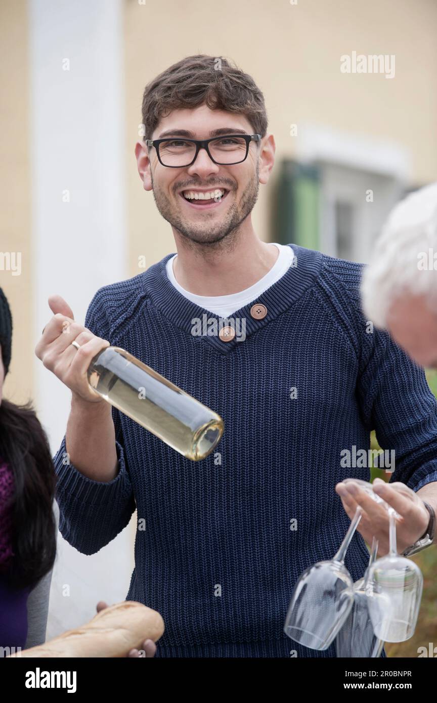 Mittelgroßer Erwachsener mit Weißwein und Weingläsern, Bayern, Deutschland Stockfoto