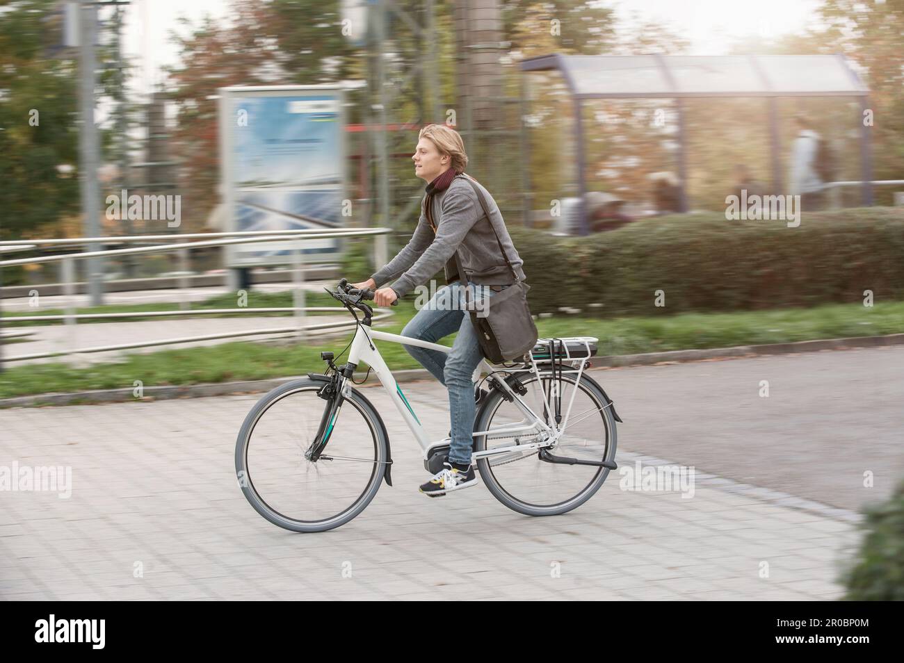 Ein Teenager, der mit dem Fahrrad zum Bahnhof fährt, Bayern, Deutschland Stockfoto