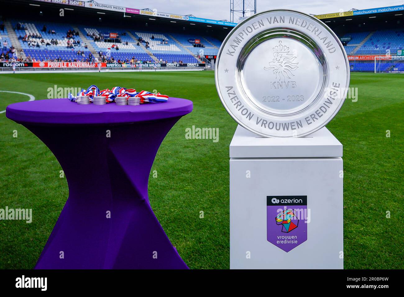 07-05-2023: Sport: PEC gegen Ajax (Frauen) ZWOLLE, NIEDERLANDE - MAI 7: Medaillen und Trophäe von Azerion Eredivisie im Spiel Dutch Azerion Stockfoto