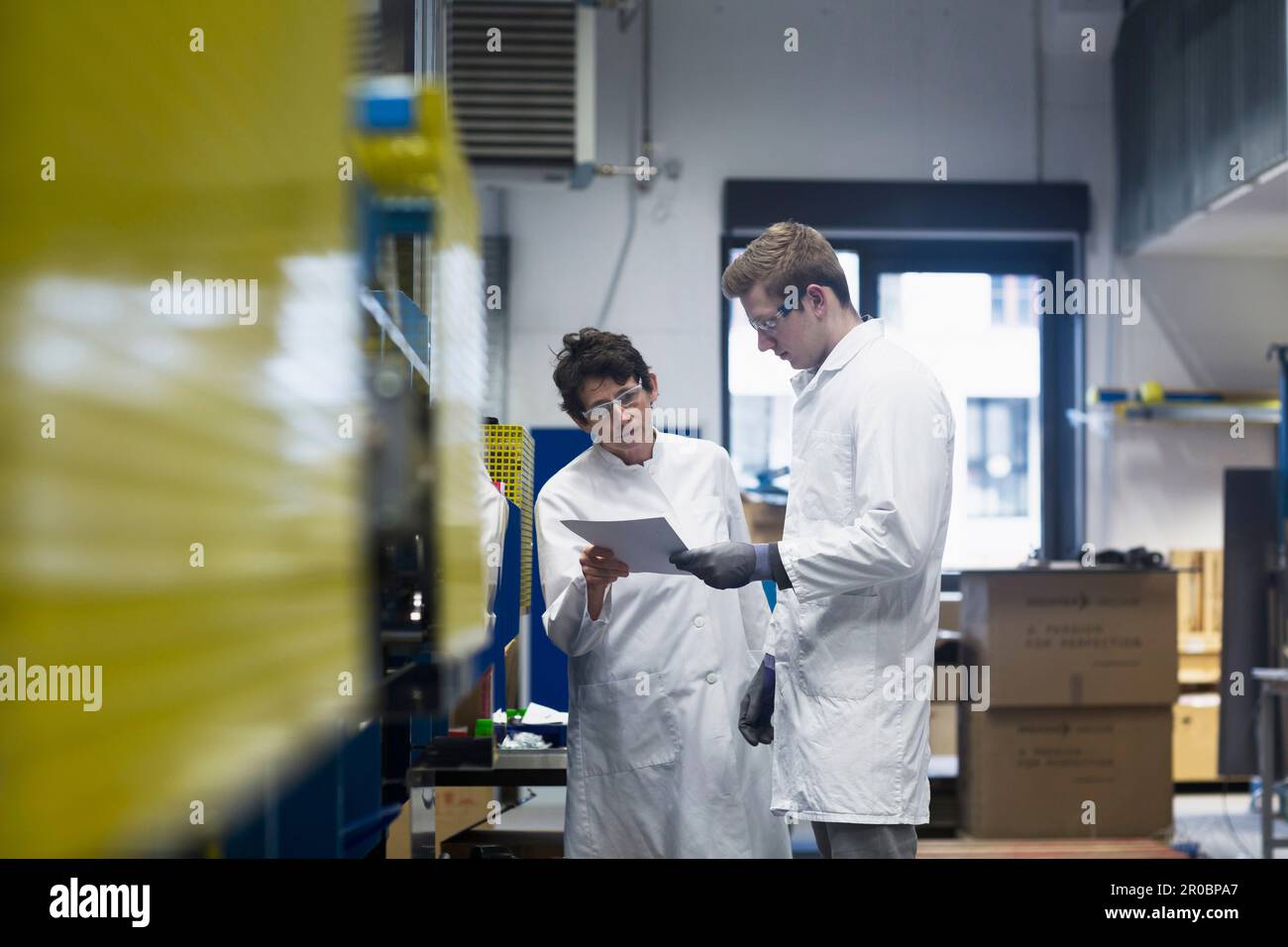 Zwei Ingenieure, die sich einen Bericht in einem Industriebetrieb ansehen, Freiburg im Breisgau, Baden-WÃ¼rttemberg, Deutschland Stockfoto