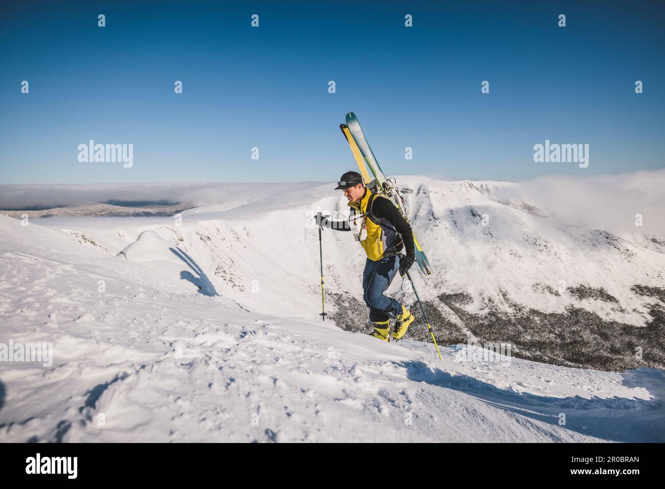 Bergsteiger mit Skiern nähert sich dem winterlichen Gipfel von Katadin, Maine Stockfoto