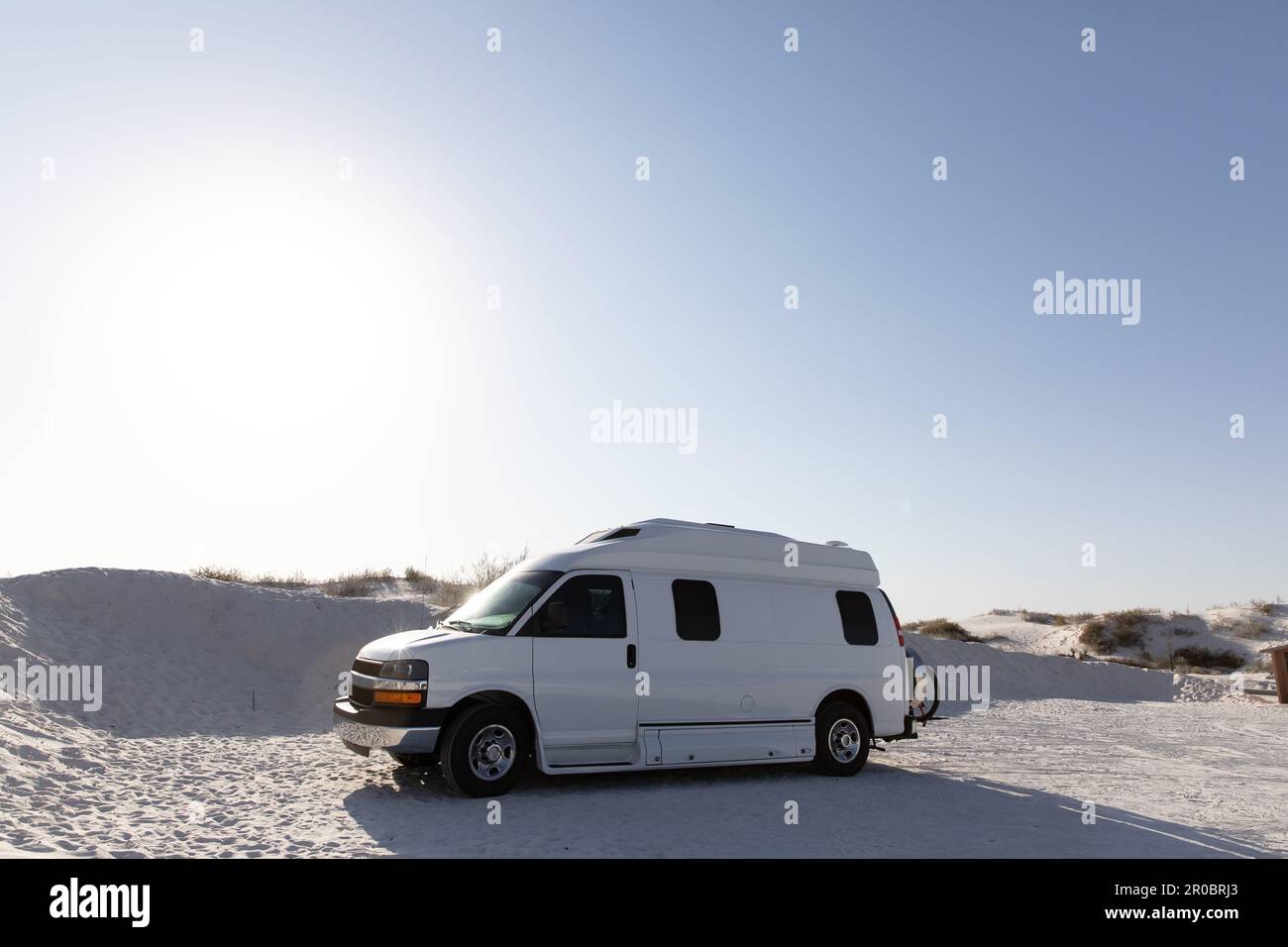 Weißer Campervan im White Sands Nationalpark Stockfoto